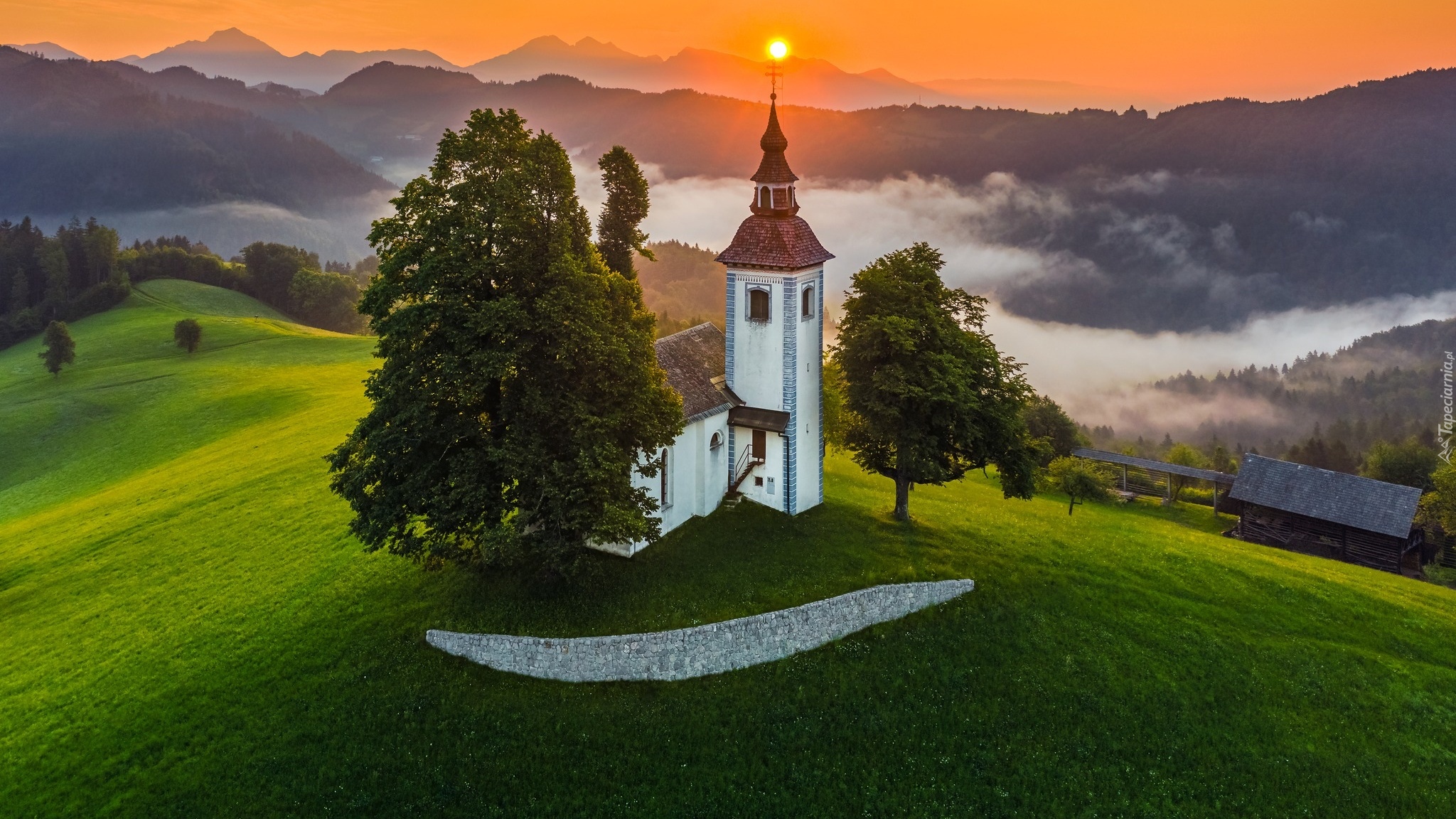 Słowenia, Gmina Skofja Loka, Wieś Krivo Brdo, Kościół św Tomasza, Góry, Alpy Julijskie, Drzewa, Słońce, Wzgórze, Mgła