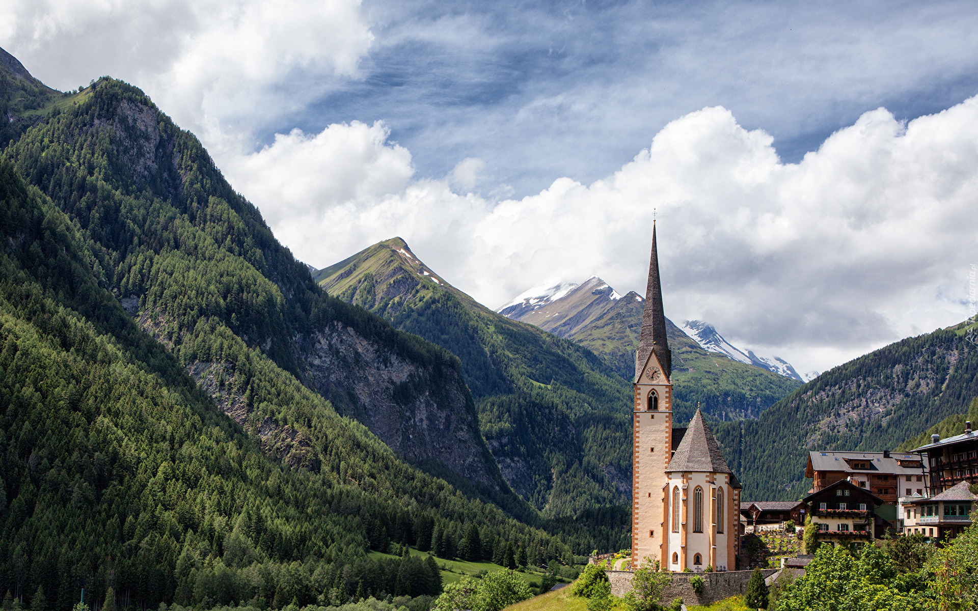 Góry Alpy, Lasy, Drzewa, Domy, Kościół św. Wincentego, Heiligenblut, Karyntia, Austria