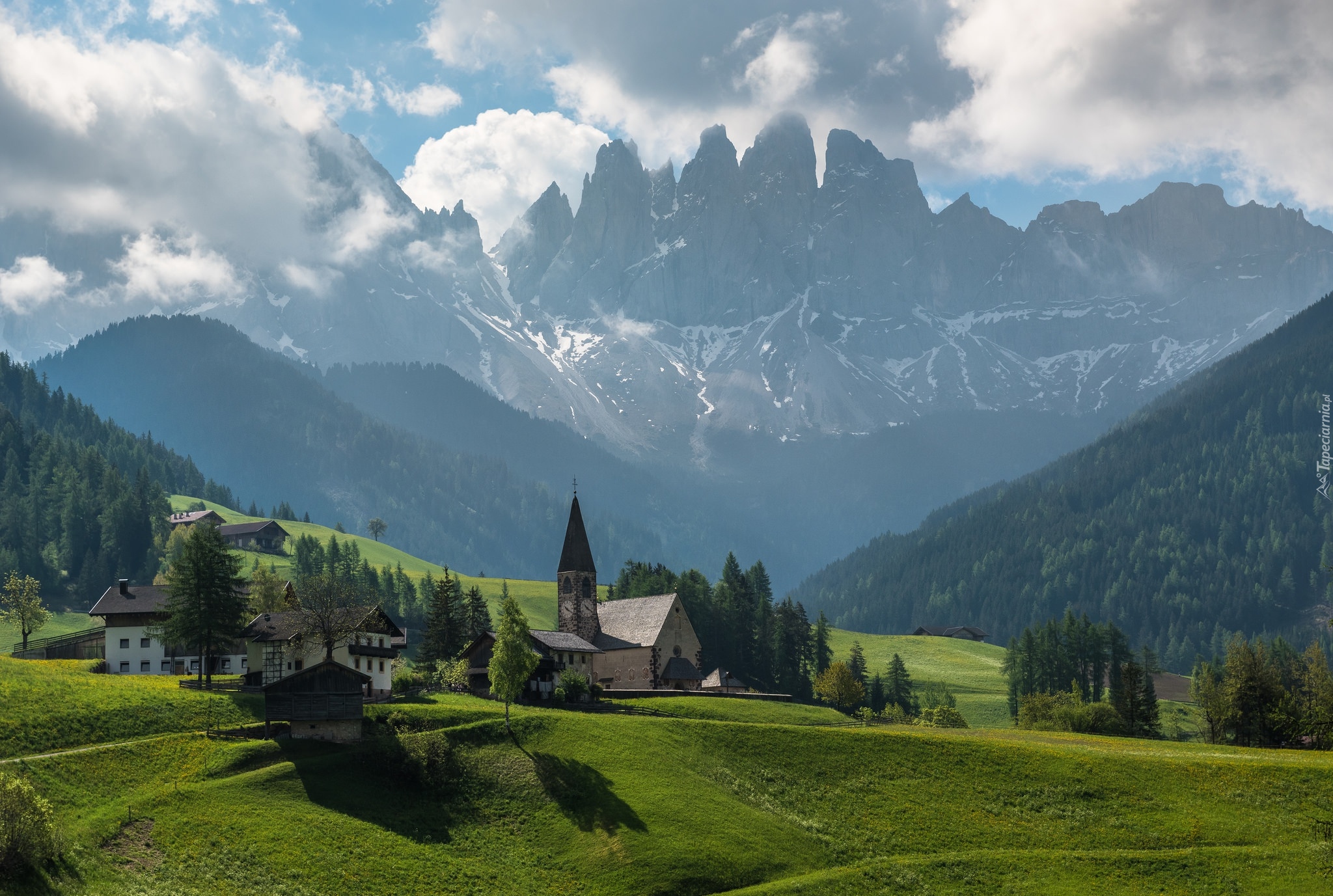 Włochy, Dolomity, Dolina Val di Funes, Wieś Santa Maddalena, Góry, Lasy, Chmury, Drzewa, Kościół, Domy