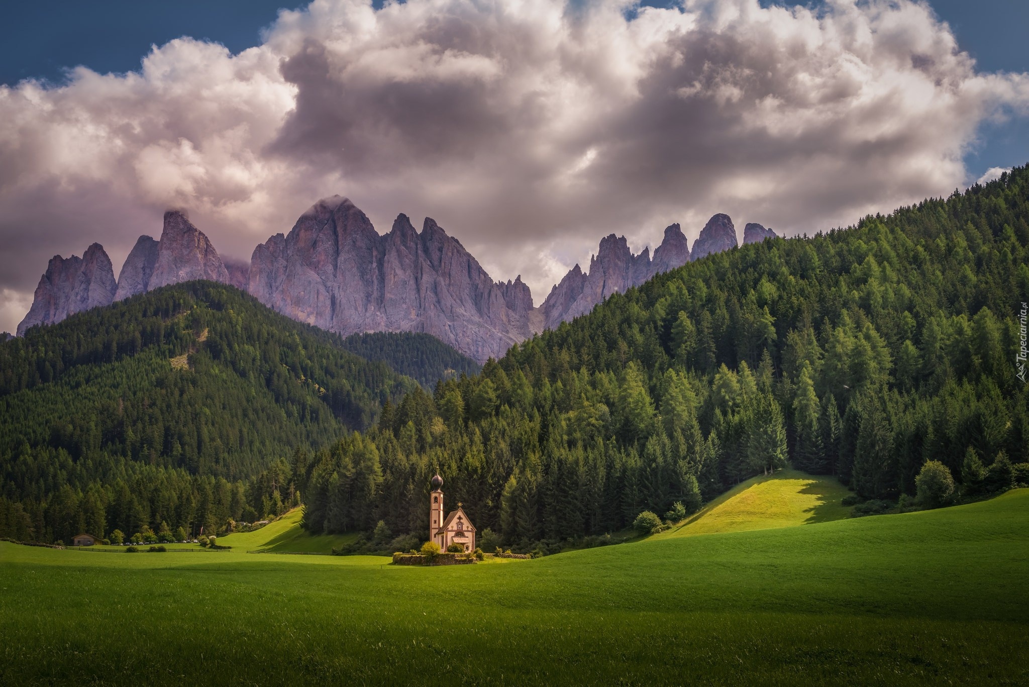 Włochy, Dolina Val di Funes, Kościół św. Jana, Dolomity, Góry, Las, Drzewa, Chmury