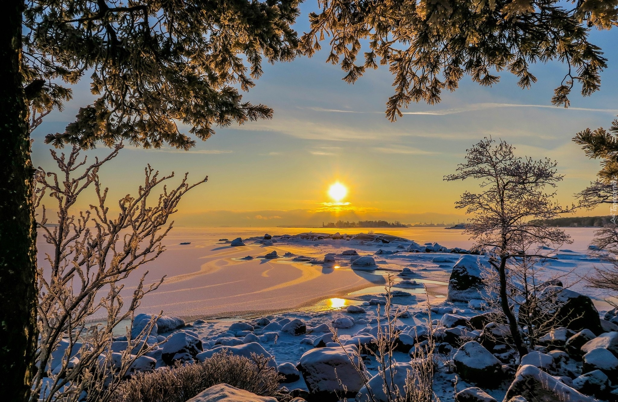 Finlandia, Kotka, Zatoka Fińska, Morze Bałtyckie, Zima, Drzewa, Kamienie, Promienie słońca