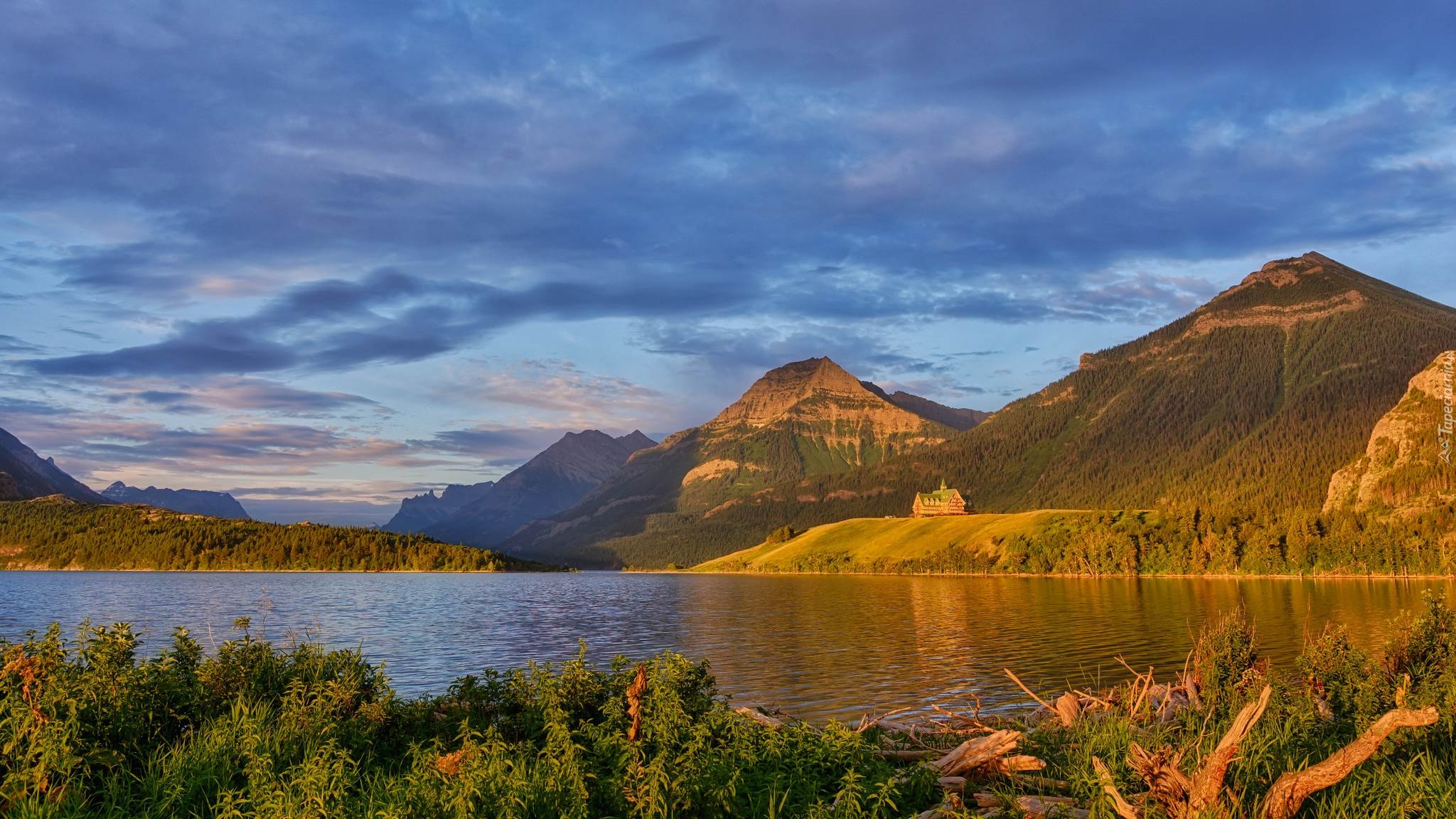 Góry, Jezioro, Waterton, Kanada, Prowincja Alberta, Park Narodowy Waterton Lakes, Hotel, Rośliny