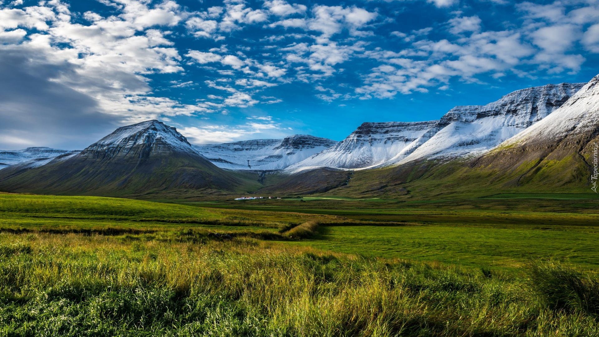 Islandia, Półwysep Westfjords, Góry, Łąki, Pola, Chmury