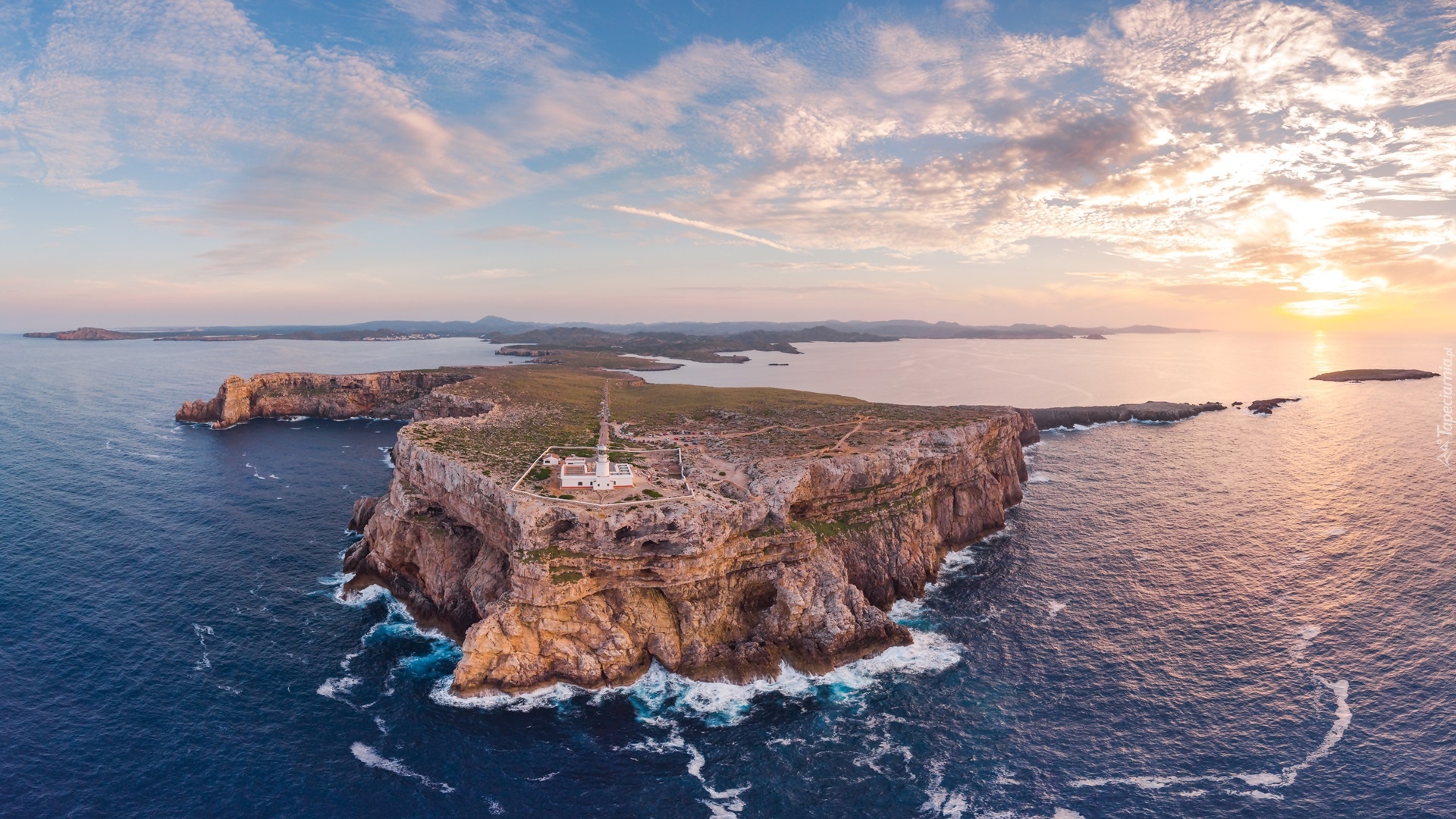 Morze, Skały, Latarnia morska, Cape Cavalleria Lighthouse, Wschód słońca, Chmury, Minorka, Hiszpania