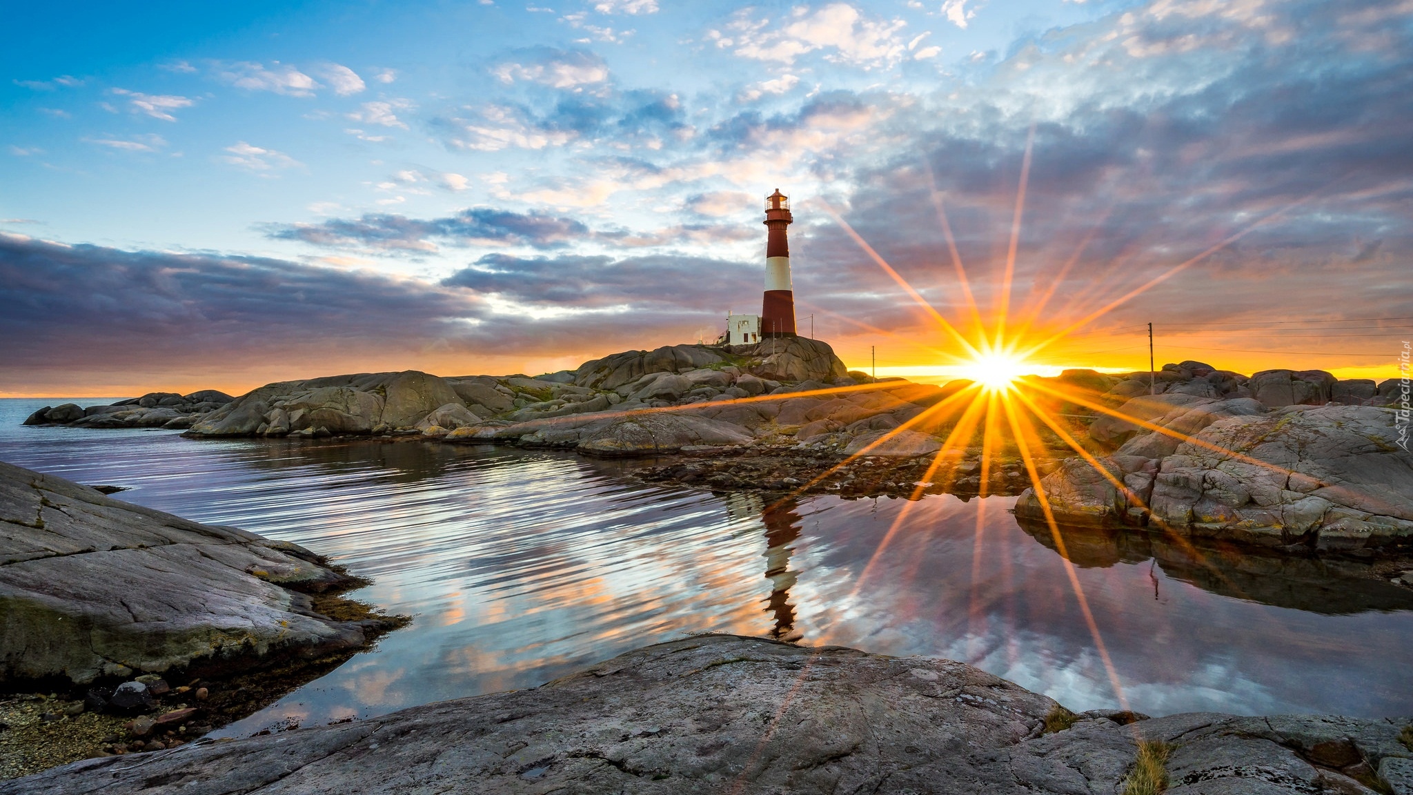 Latarnia morska Eigeroy Lighthouse, Wyspa Midbrodoya, Norwegia, Morze, Skały, Promienie słońca