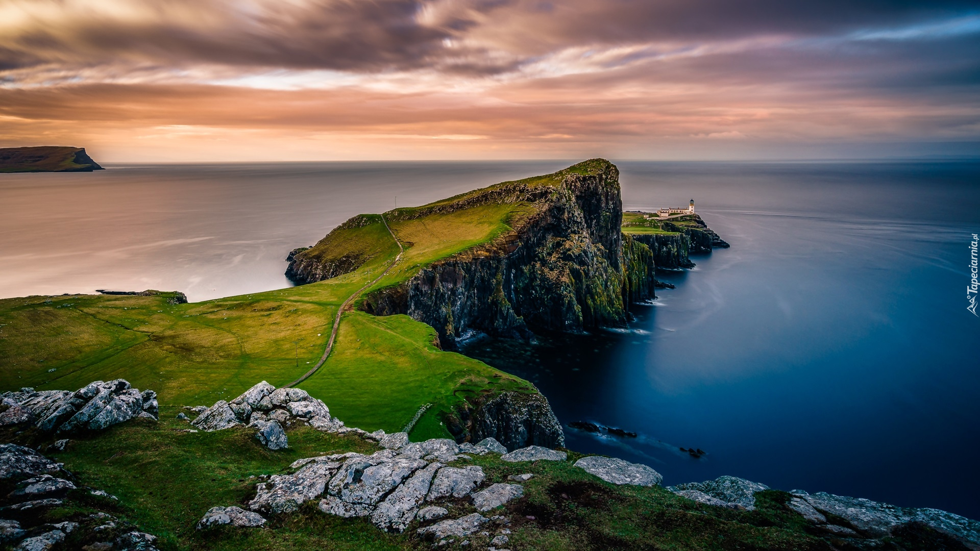 Morze Szkockie, Wybrzeże, Klif, Skały, Wyspa Skye, Półwysep Duirinish, Latarnia morska, Neist Point Lighthouse, Zachód słońca, Chmury, Szkocja