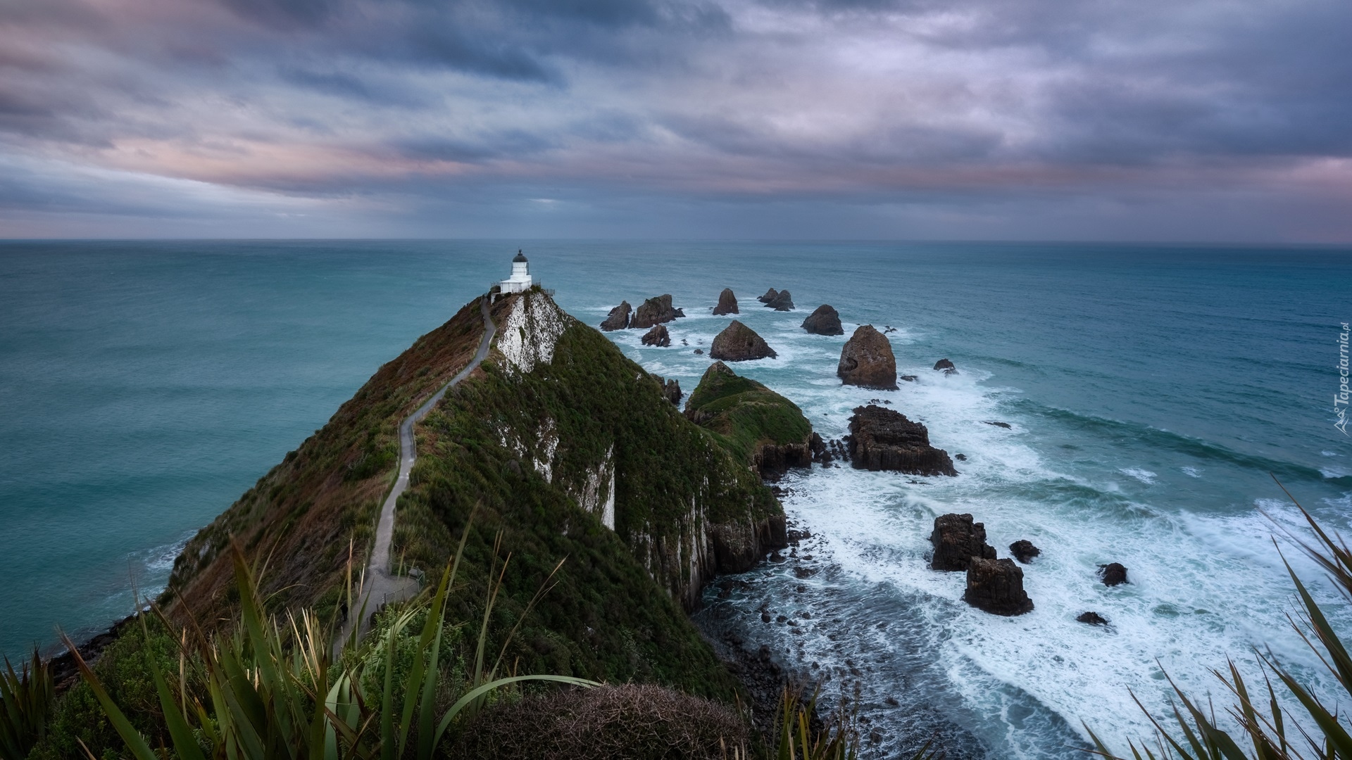 Nowa Zelandia, Morze, Latarnia morska, Nugget Point Lighthouse, Skały, Chmury