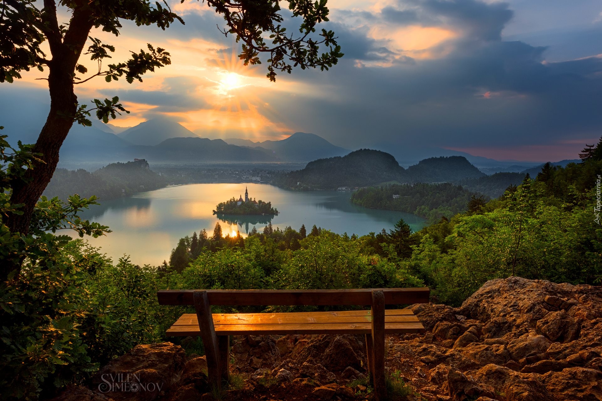 Słowenia, Blejski Otok, Góry Alpy Julijskie, Jezioro Bled, Ławka, Zachód słońca, Chmury, Drzewa