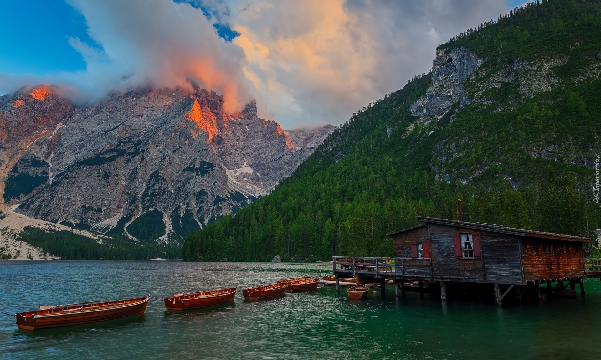 Włochy, Południowy Tyrol, Jezioro Pragser Wildsee, Lago di Braies, Góry, Dolomity, Drewniany, Domek, Łódki, Chmury