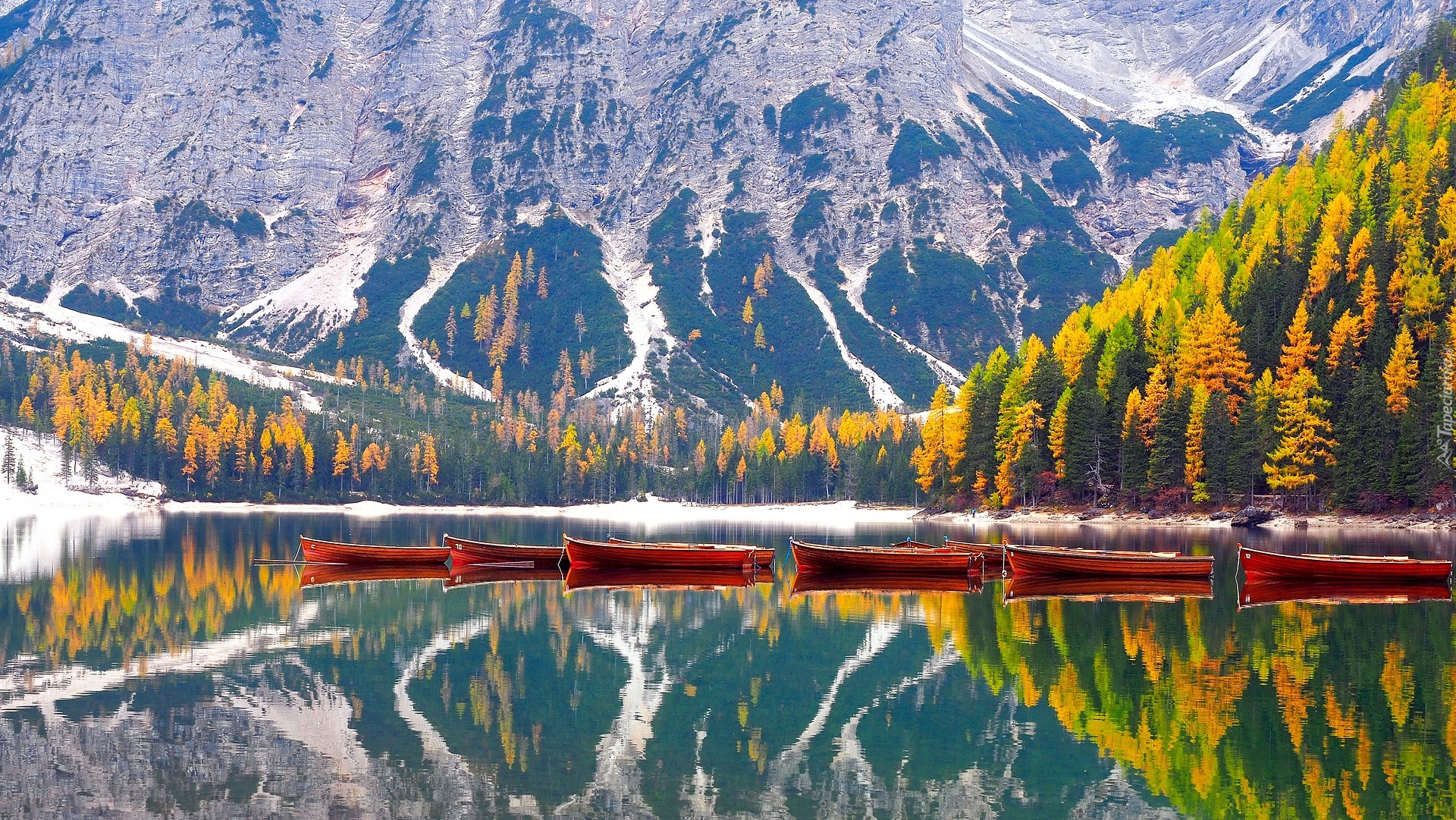 Włochy, Jezioro, Pragser Wildsee, Lago di Braies, Łódki, Góry, Dolomity, Drzewa, Jesień