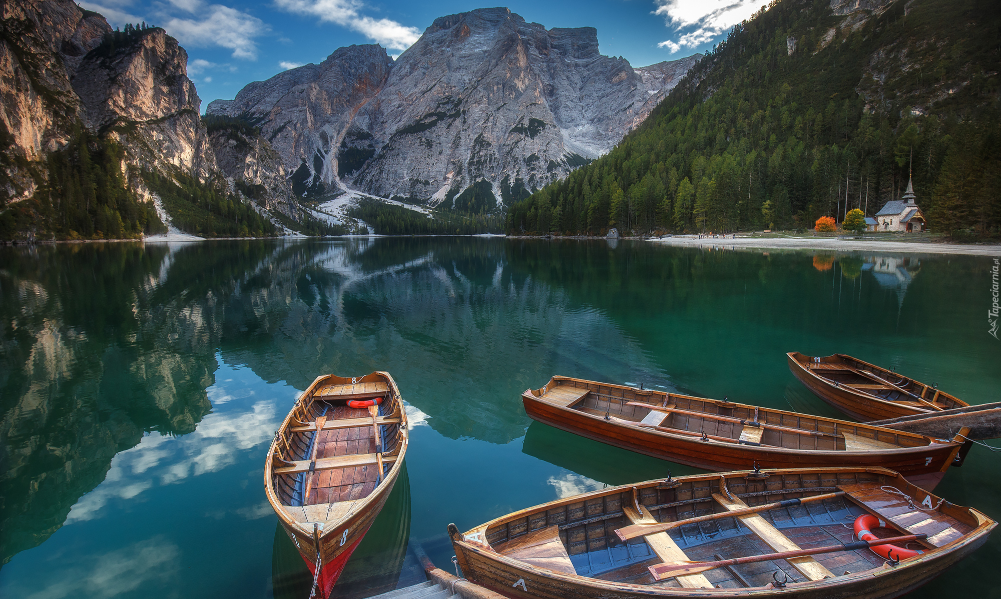Włochy, Dolomity, Tyrol Południowy, Jezioro Pragser Wildsee, Góra Seekofel, Drzewa, Łódki