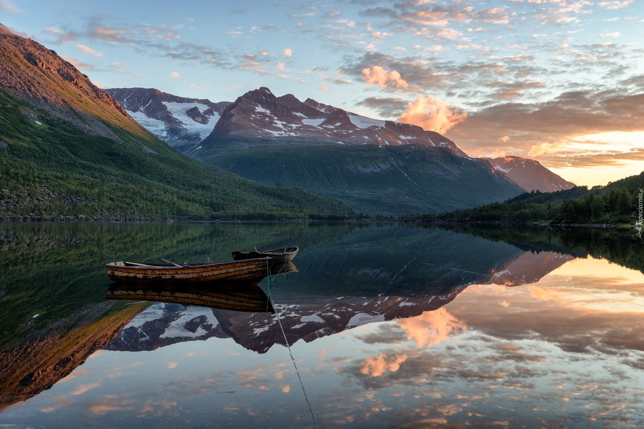 Norwegia, Park Innerdalen, Góry Trollheimen, Jezioro, Łódki, Lasy, Drzewa, Wschód słońca