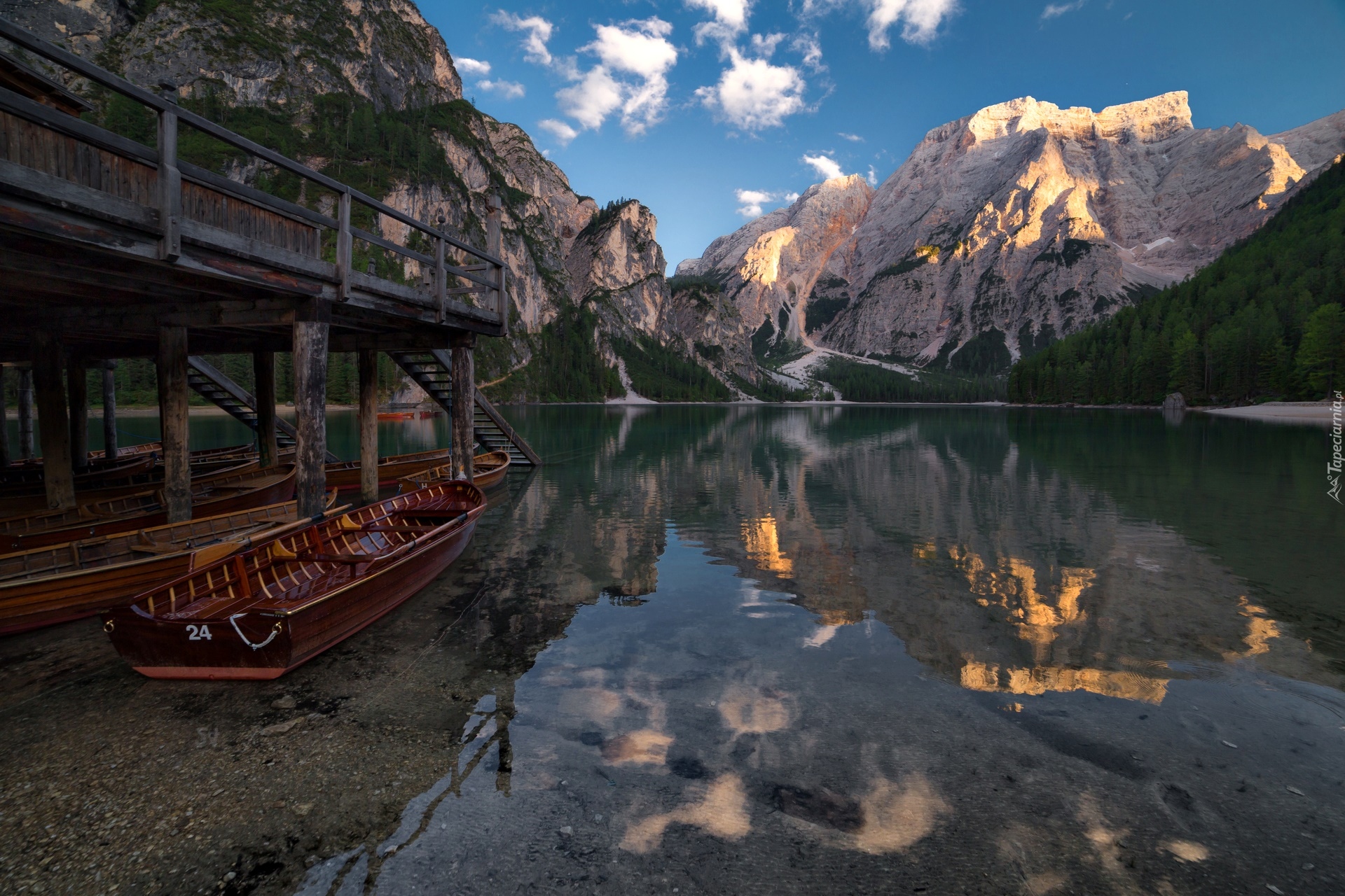 Włochy, Jezioro Pragser Wildsee, Lago di Braies, Góry Dolomity, Pomost, Łódki