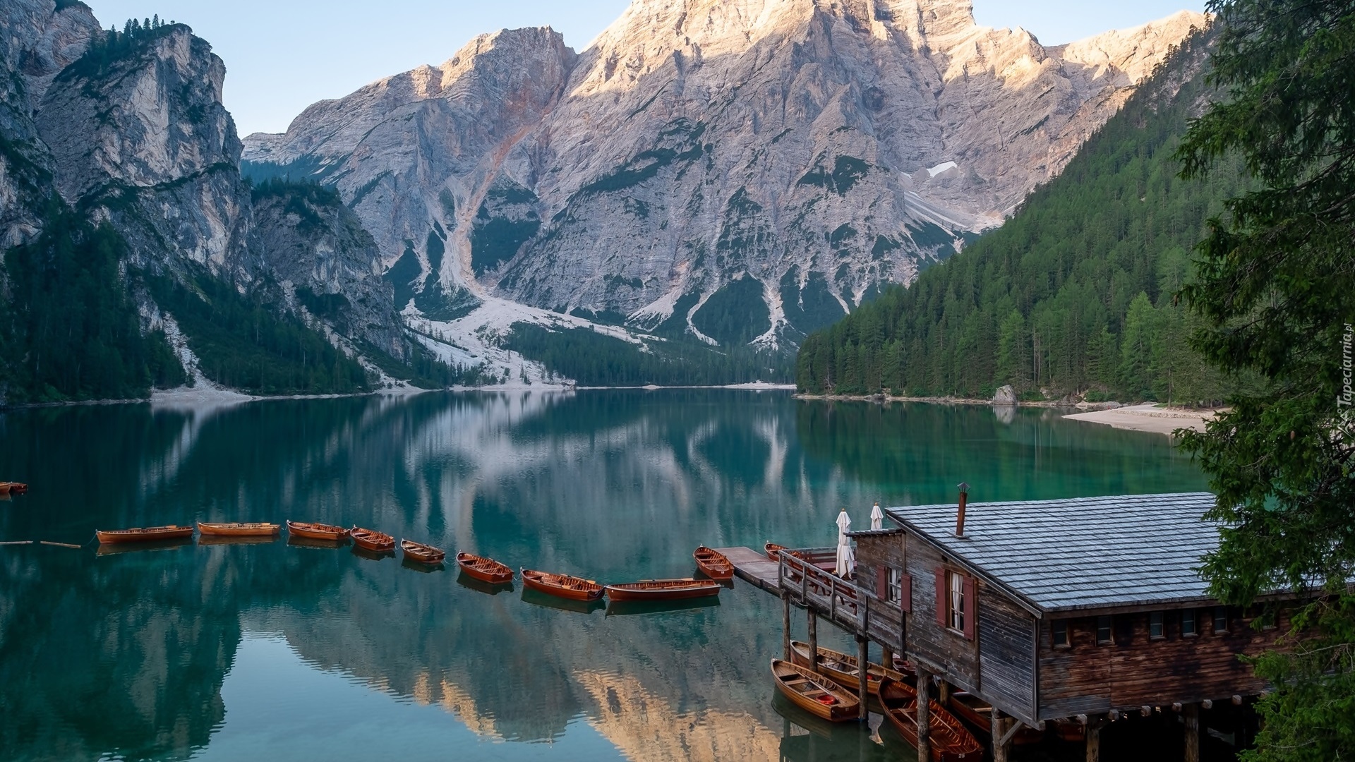 Włochy, Południowy Tyrol, Góry Dolomity, Jezioro Pragser Wildsee, Drewniany, Dom, Łódki