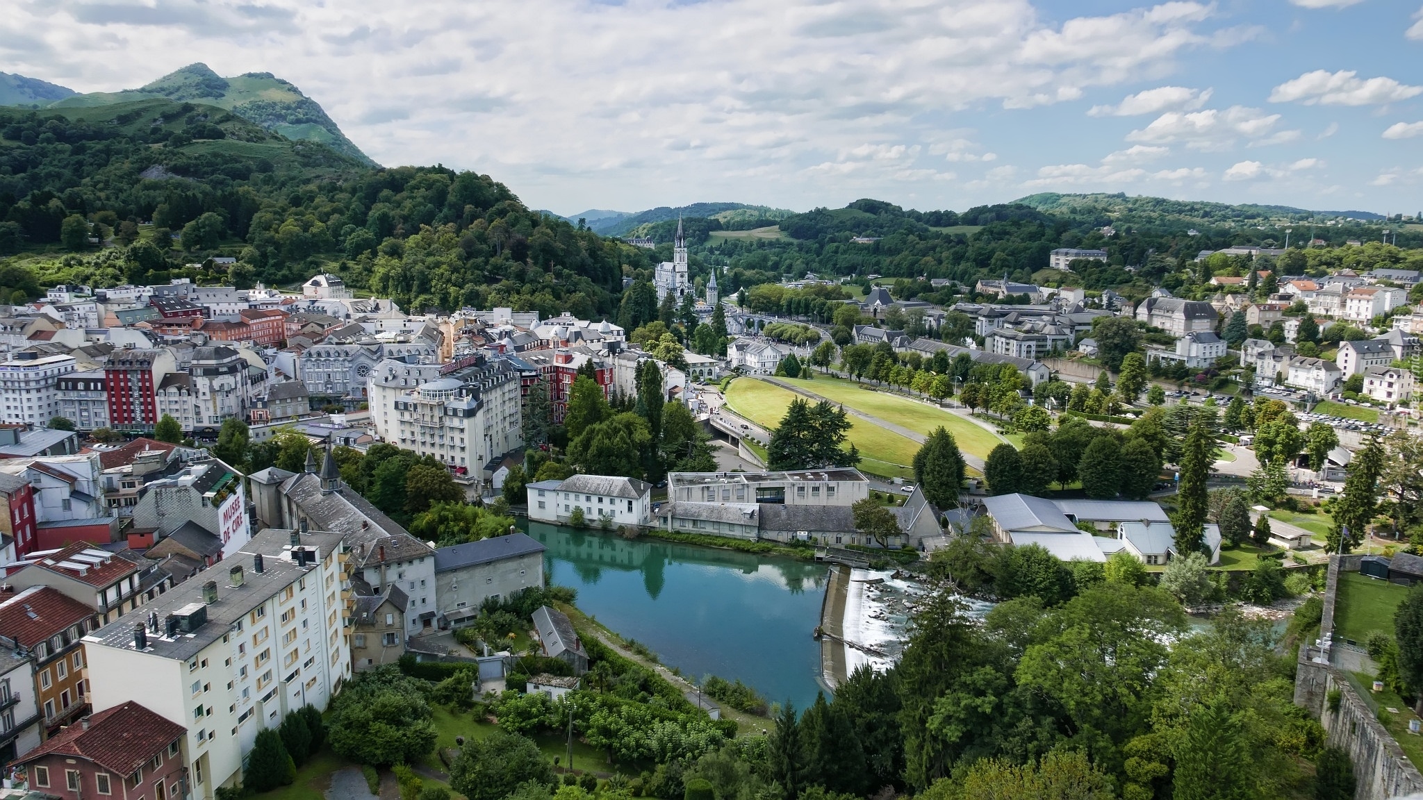 Miasto, Lourdes, Rzeka Gave de Pau, Sanktuarium Matki Bożej, Góry, Pireneje, Oksytania, Francja