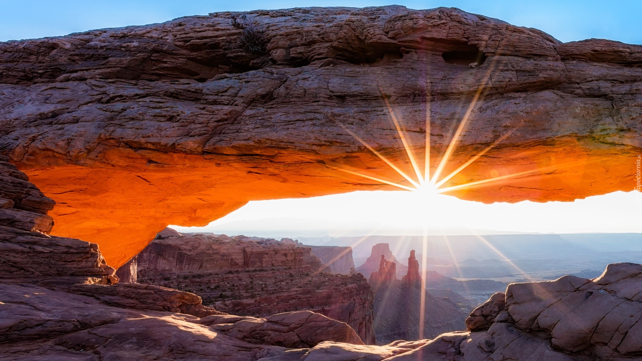 Skały, Łuk, Mesa Arch, Park Narodowy Canyonlands, Promienie słońca, Wschód słońca, Stan Utah, Stany Zjednoczone