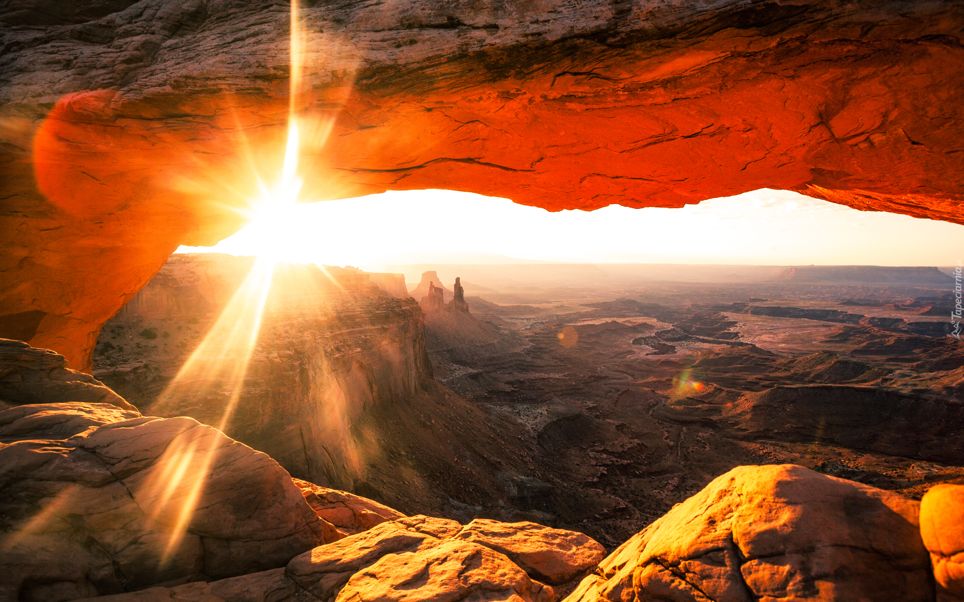 Stany Zjednoczone, Stan Utah, Park Narodowy Canyonlands, Mesa Arch, Kanion, Promienie słońca