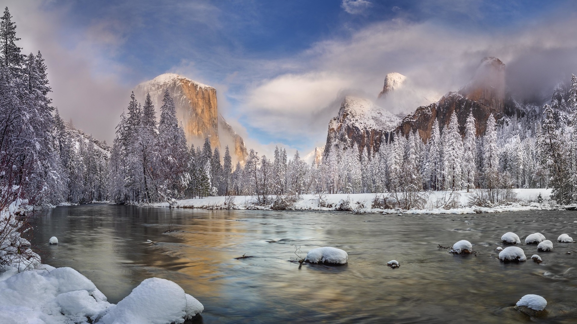 Góry, Drzewa, Rzeka Merced, Kamienie, Zima, Chmury, Mgła, Park Narodowy Yosemite, Kalifornia, Stany Zjednoczone