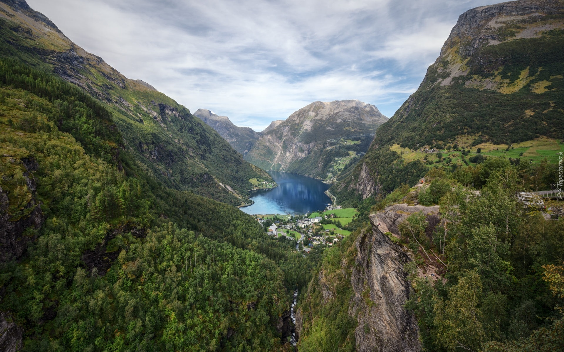 Norwegia, Góry, Fiord, Geirangerfjord, Skały, Las, Drzewa, Domy