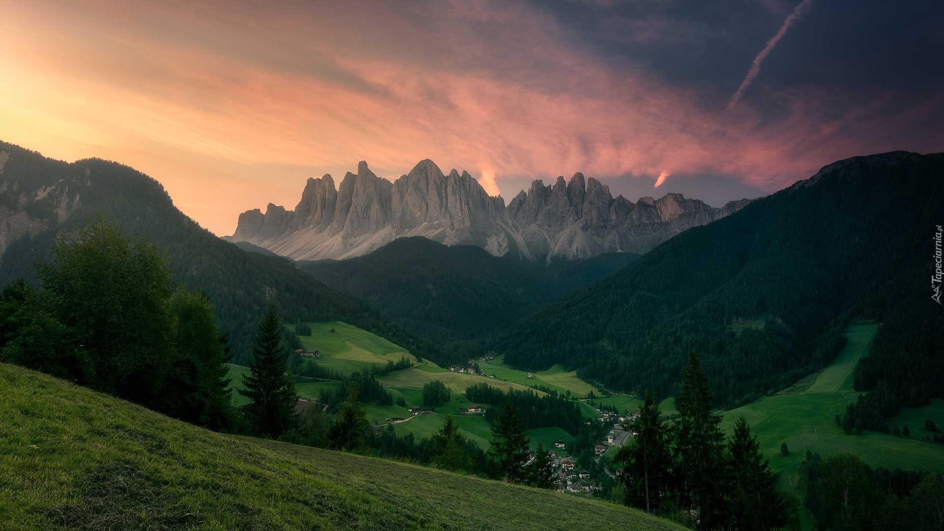 Góry, Dolomity, Lasy, Drzewa, Domy, Dolina, Val di Funes, Wschód słońca, Włochy