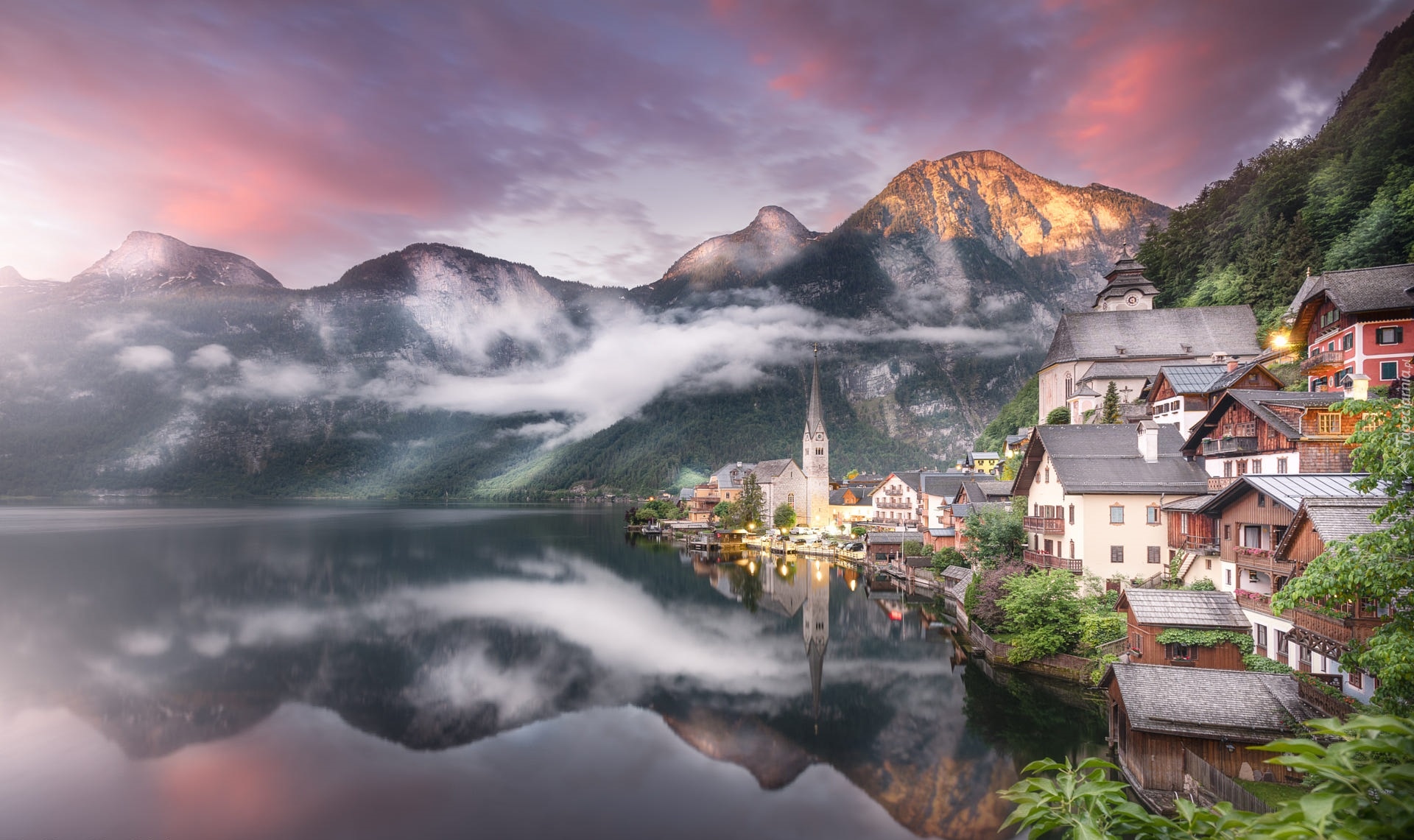 Austria, Hallstatt, Góry Alpy Salzburskie, Jezioro Hallstattersee, Domy, Mgła