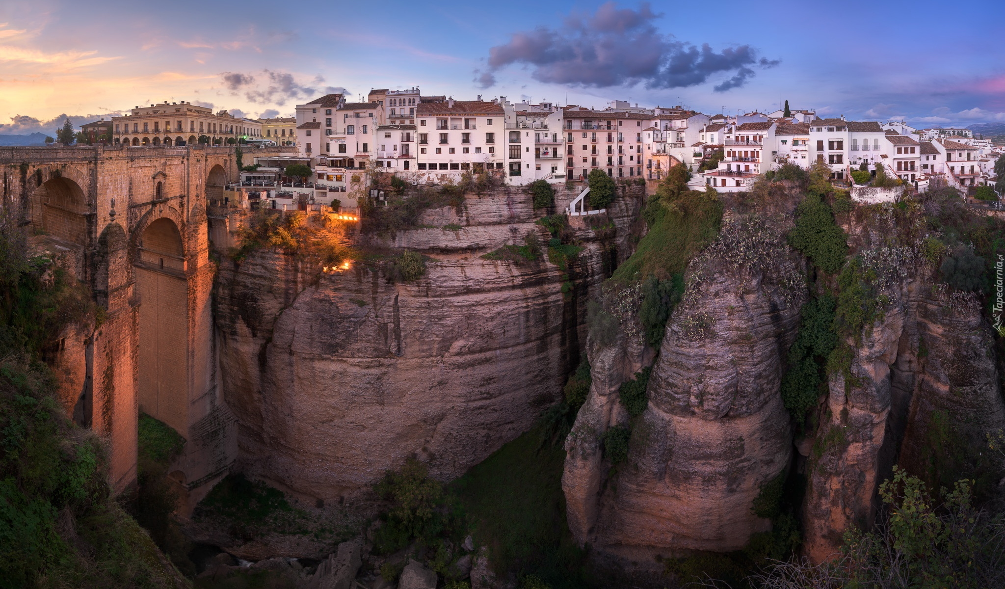 Skały, Domy, Miasto Ronda, Wąwóz Tajo, Most Puente Nuevo, Andaluzja, Prowincja Malaga, Hiszpania