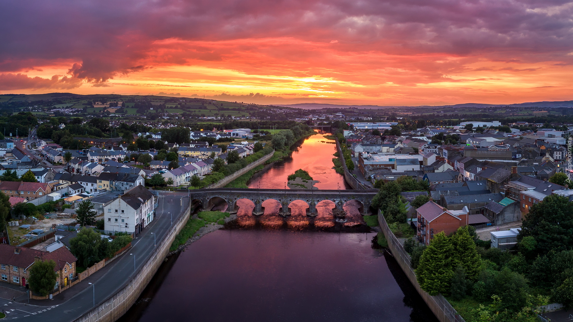 Rzeka, River Mourne, Most, Mourne Bridge, Zachód słońca, Domy, Strabane, Hrabstwo Tyrone, Irlandia Północna