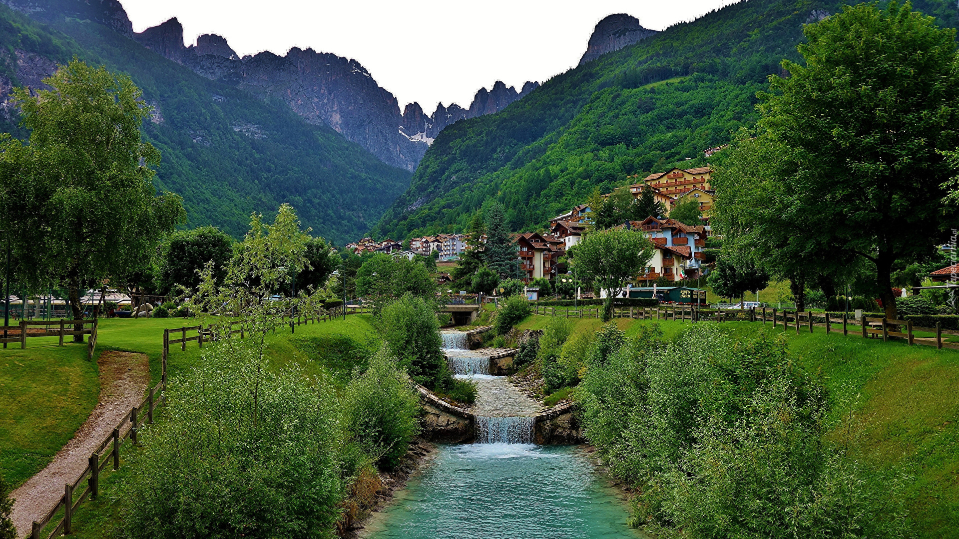 Włochy, Molveno, Południowy Tyrol, Góry, Alpy, Domy, Droga, Rzeka, Las, Trawa, Rośliny, Krzewy