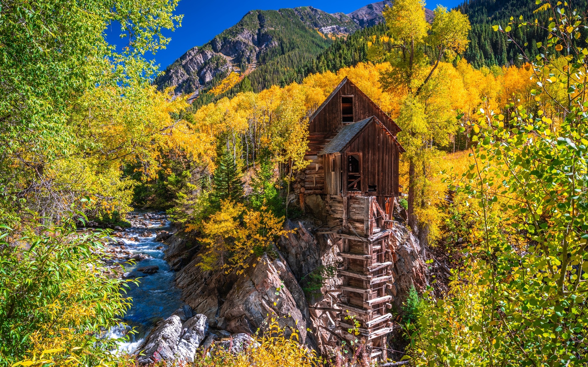 Młyn Crystal Mill, Rzeka Crystal River, Góry, Jesień, Skały, Drzewa, Kolorado, Stany Zjednoczone