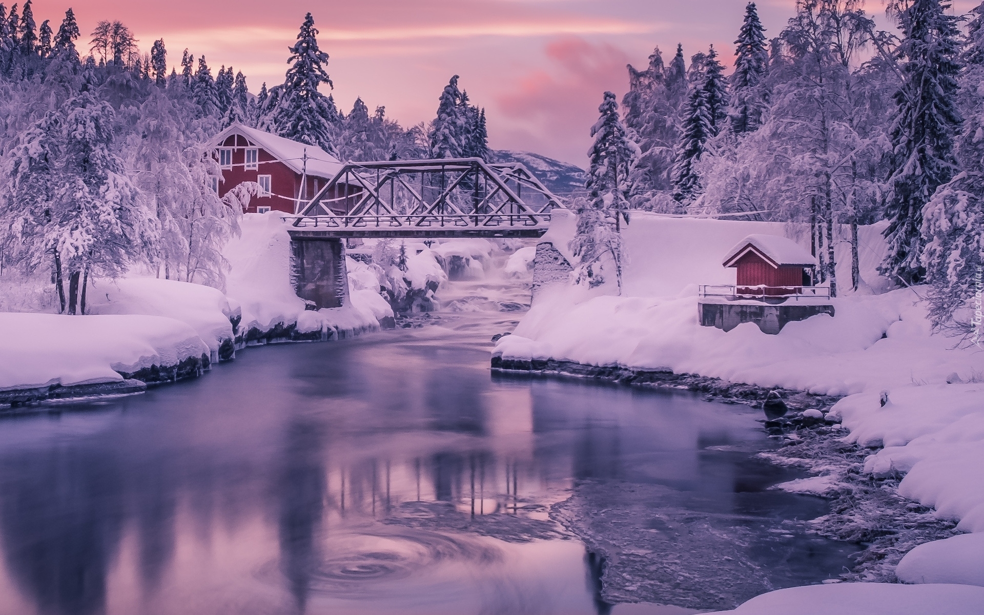 Zima, Ośnieżone, Drzewa, Rzeka, Heddola River, Most, Młyn, Heddal mill, Gmina Hjartdal, Norwegia