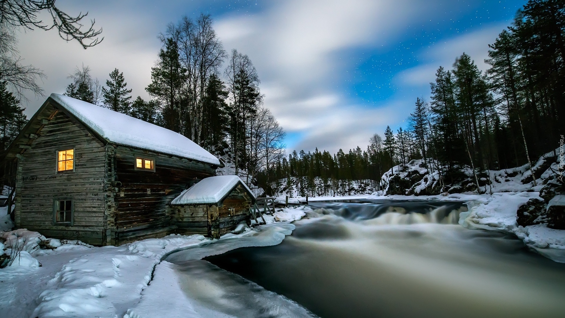 Młyn Myllykoski, Rzeka, Drzewa, Zima, Chmury, Gwiazdy, Park Narodowy Oulanka, Gmina Kuusamo, Laponia, Finlandia