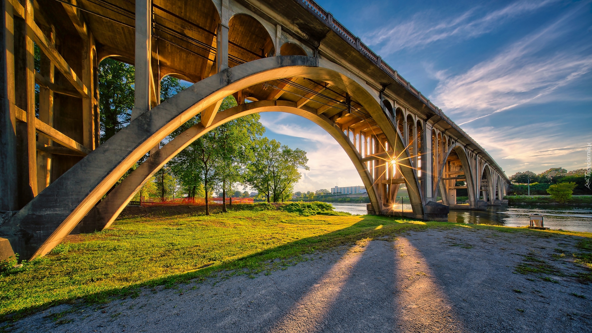 Stany Zjednoczone, Stan Alabama, Gadsden, Most Coosa River Memorial Bridge, Rzeka Coosa River, Promienie słońca