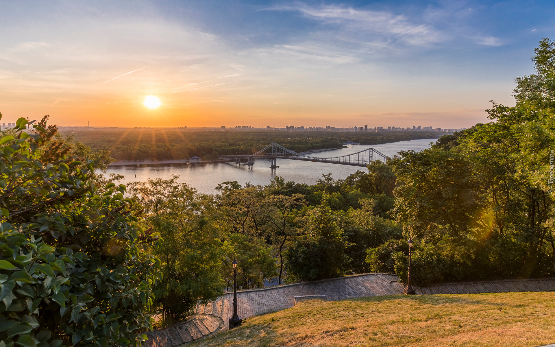 Ukraina, Kijów, Rzeka Dniepr, Most, Zachód słońca, Drzewa, Latarnie