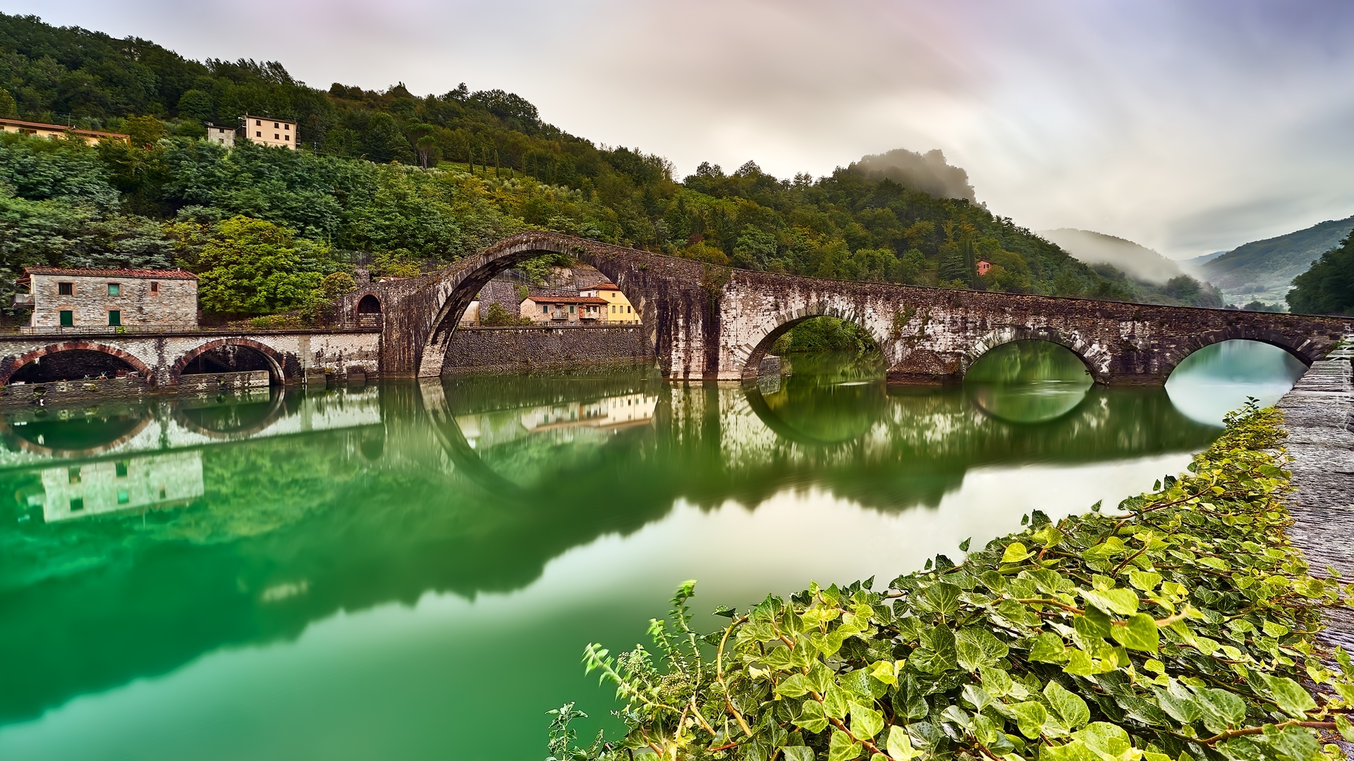 Włochy, Rzeka Serchio, Most Ponte della Maddalena, Diabelski Most, Drzewa, Domy, Roślinność, Mgła