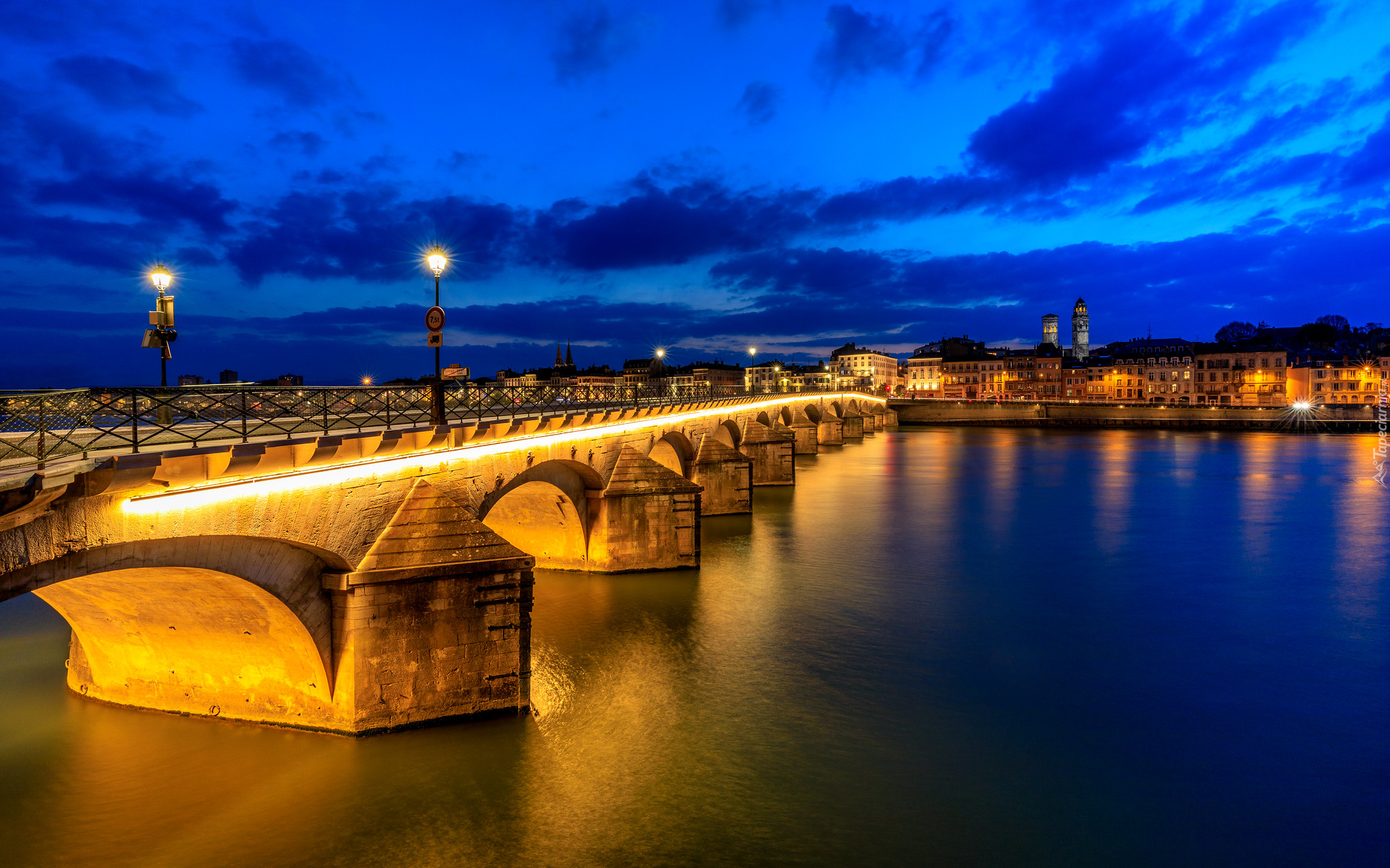 Most St Laurents Bridge, Latarnie, Rzeka Saona, Noc, Miasto, Domy, Saint Laurent sur Saone, Francja