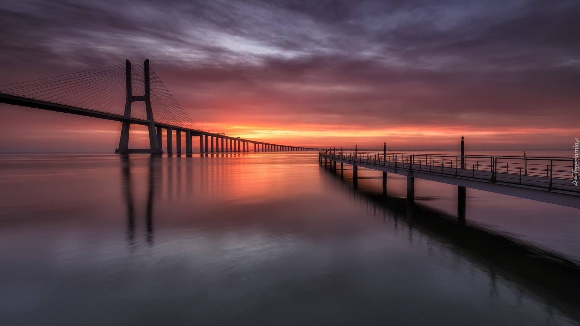 Rzeka Tag, Zachód słońca, Chmury, Most Vasco da Gama, Lizbona, Portugalia
