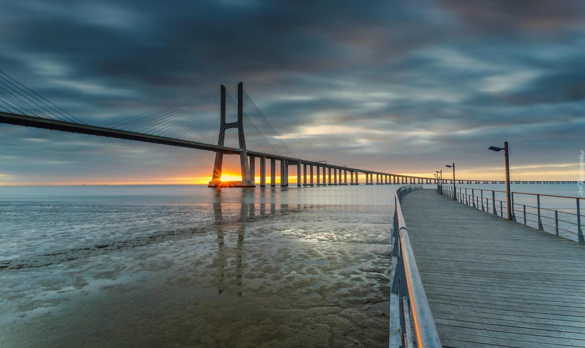 Rzeka Tag, Zachód słońca, Chmury, Most, Vasco da Gama, Lizbona, Portugalia