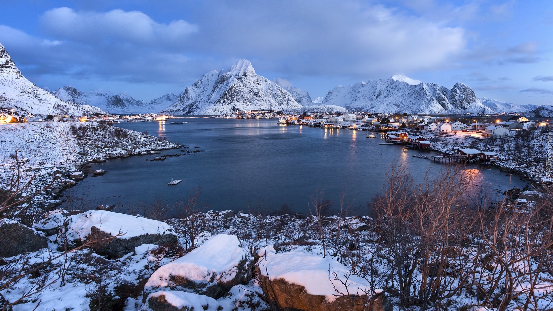 Norwegia, Lofoty, Wyspa Moskenesoya, Wieś Reine, Morze Norweskie Zima, Skały, Domy, Góry