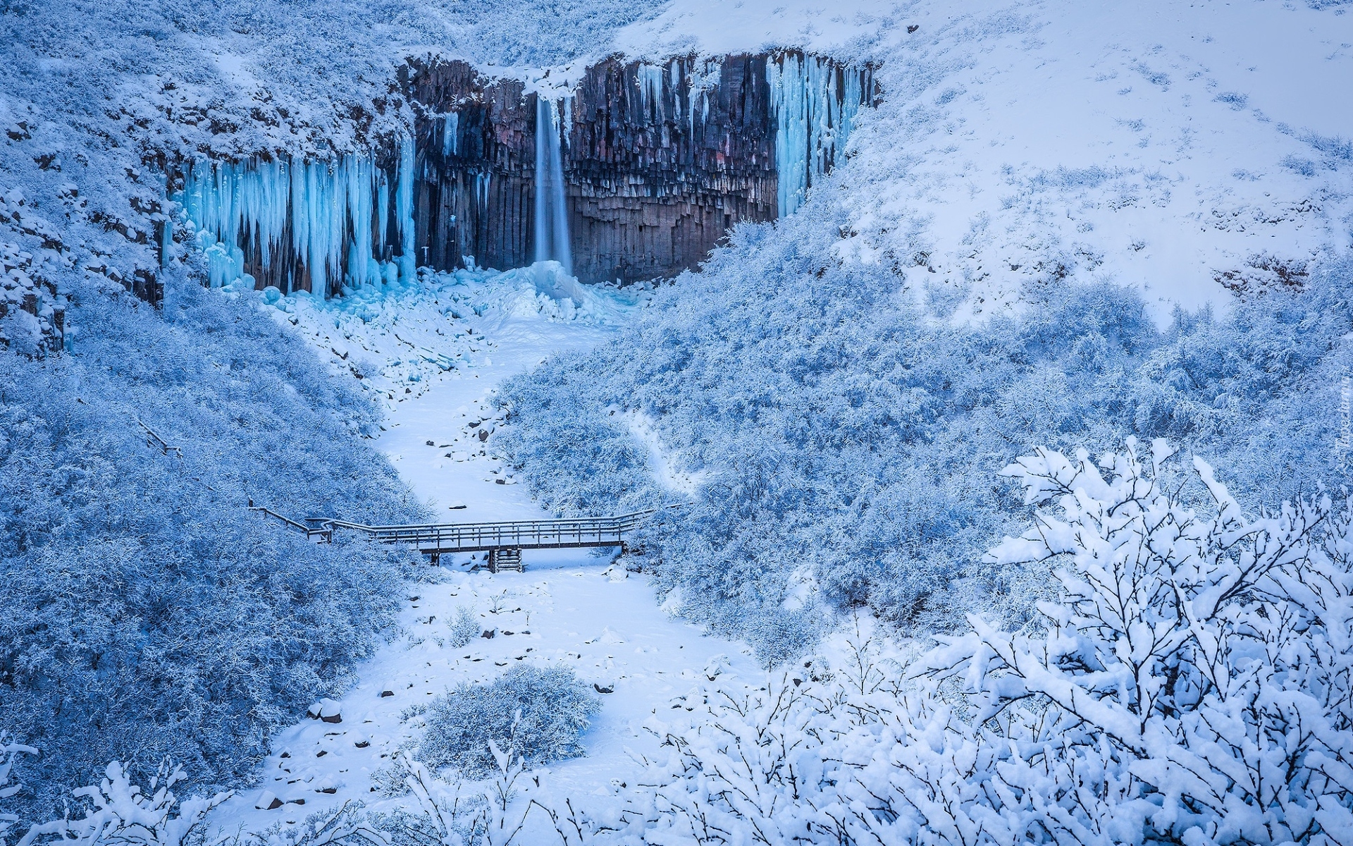 Zima, Wodospad, Svartifoss Falls, Skały, Sople, Most, Rzeka, Park Narodowy Vatnajokull, Islandia