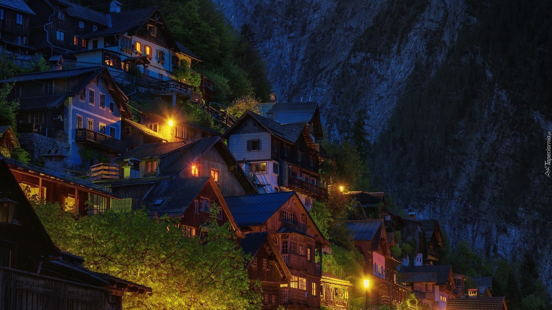 Austria, Góry, Alpy Salzburskie, Miasteczko Hallstatt, Światła, Noc, Domy