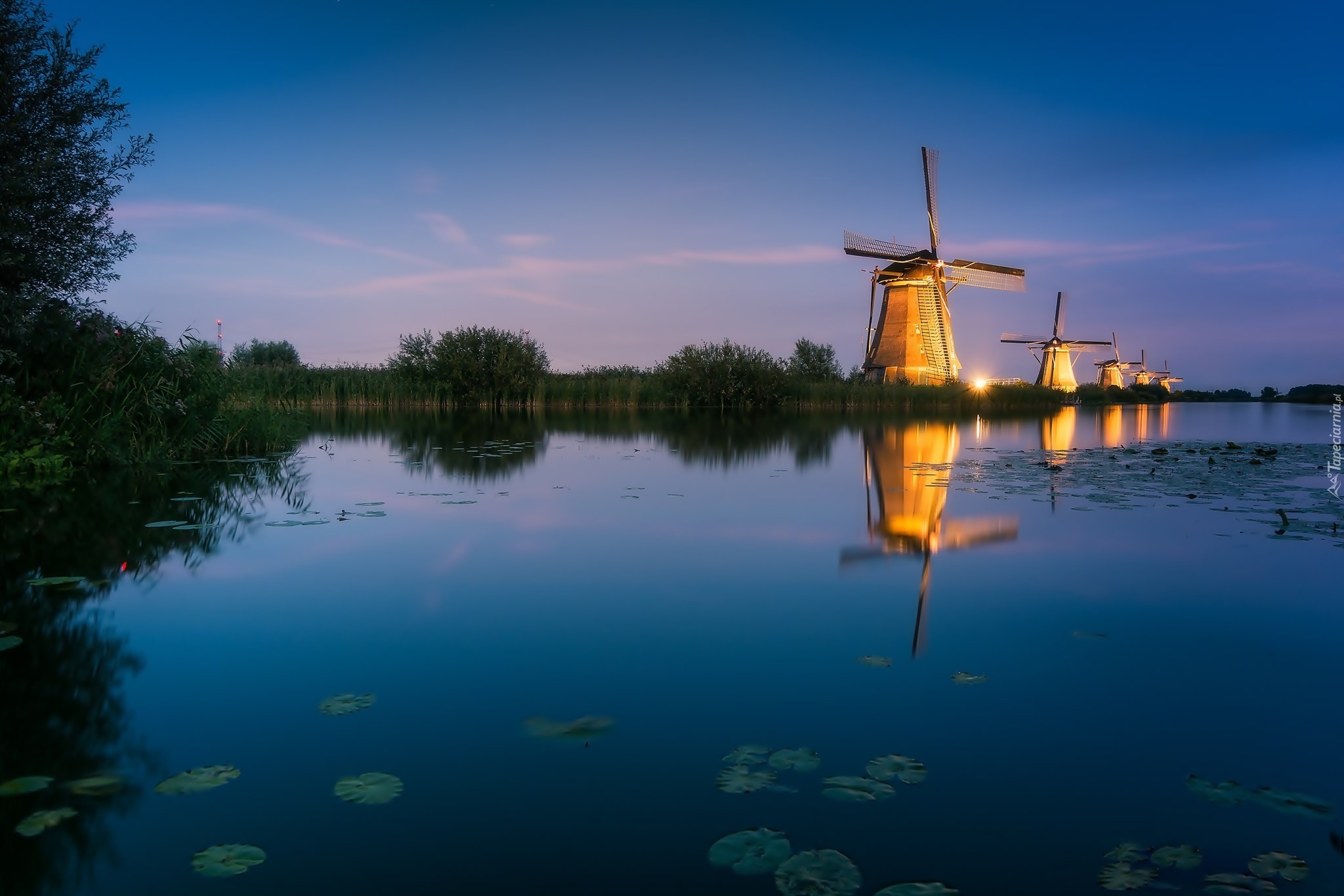 Holandia, Wieś Kinderdijk, Wiatraki, Rzeka, Wschód słońca