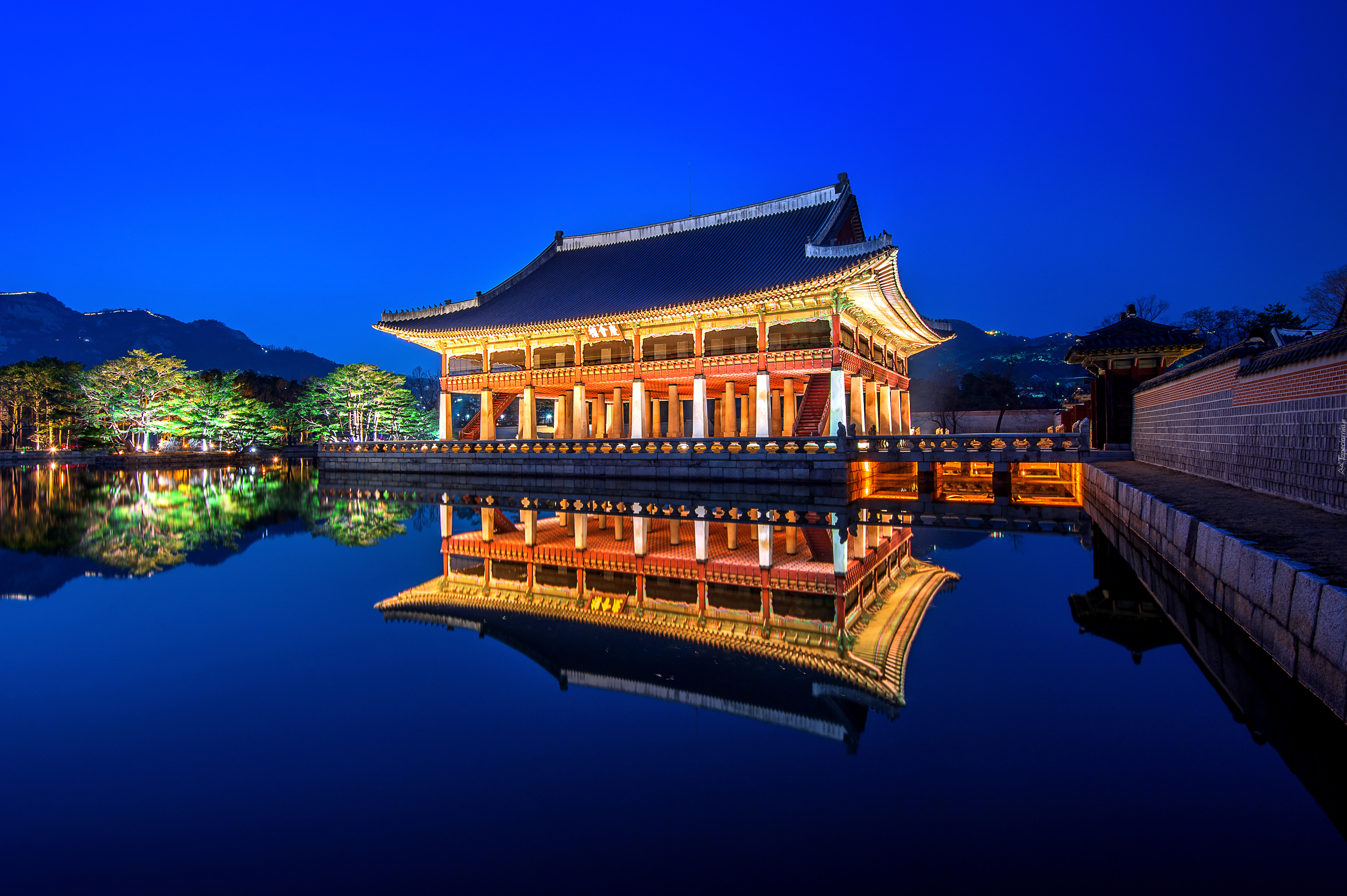 Pałac Gyeongbokgung, Noc, Drzewa, Staw, Światła, Odbicie, Seul, Korea Południowa