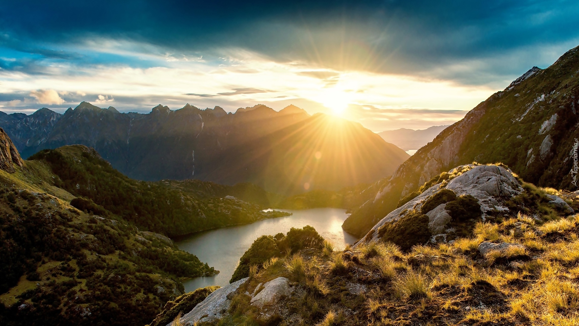 Park Narodowy Fiordland, Wyspa Południowa, Nowa Zelandia, Góry, Jezioro, Wschód słońca, Promienie słońca, Chmury