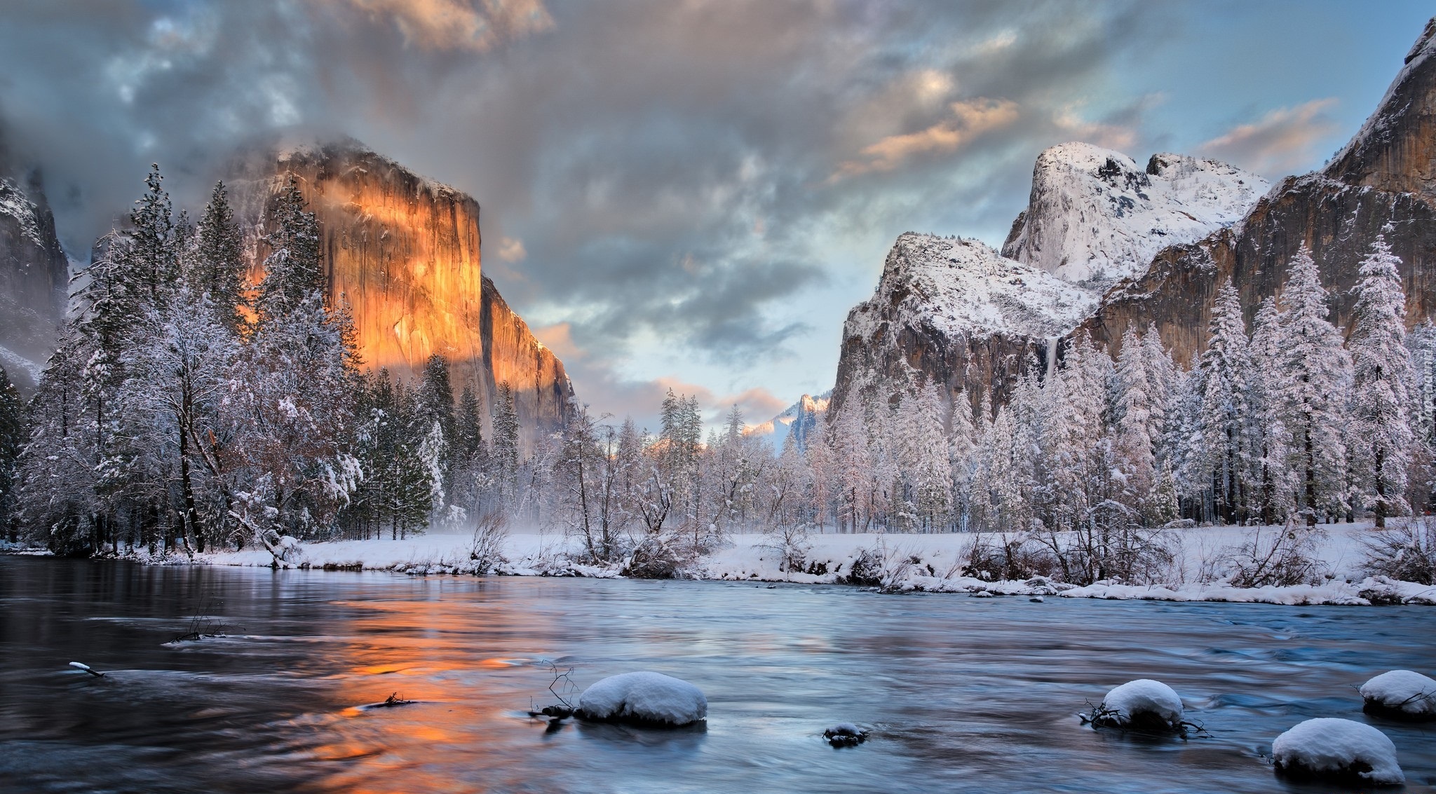 Stany Zjednoczone, Stan Kalifornia, Park Narodowy Yosemite, Zima, Góry, Drzewa, Rzeka