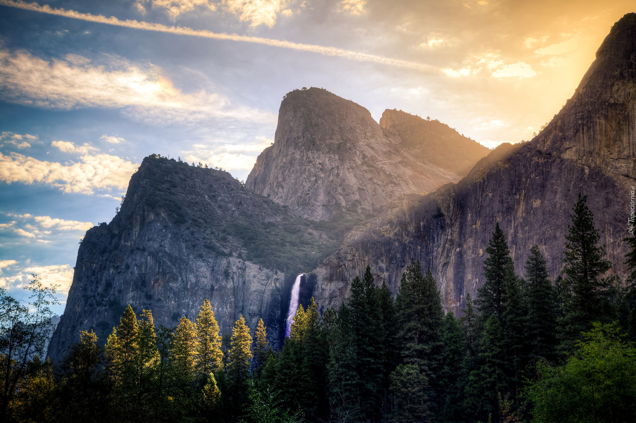 Stany Zjednoczone, Stan Kalifornia, Park Narodowy Yosemite, Góry, Wodospad Horsetail, Drzewa