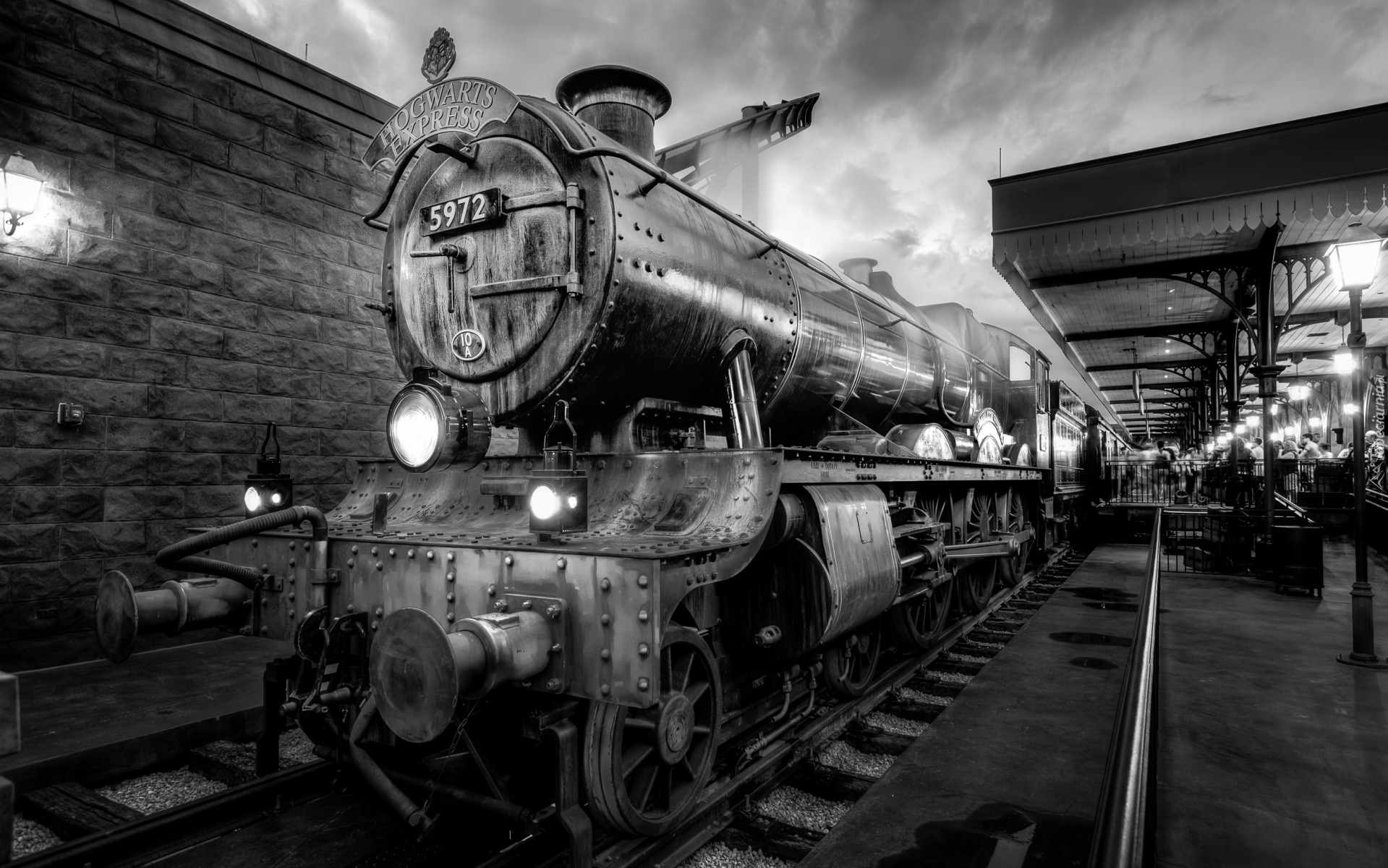 Pociąg Hogwart Express stoi na stacji