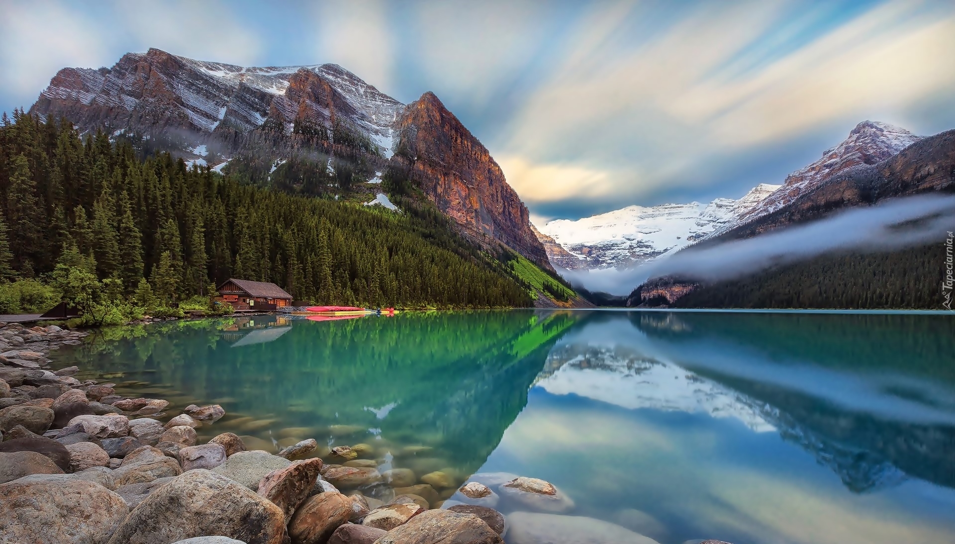 Kanada, Prowincja Alberta, Park Narodowy Banff, Jezioro Lake Louise, Góry, Las, Dom, Kamienie, Chmury, Mgła