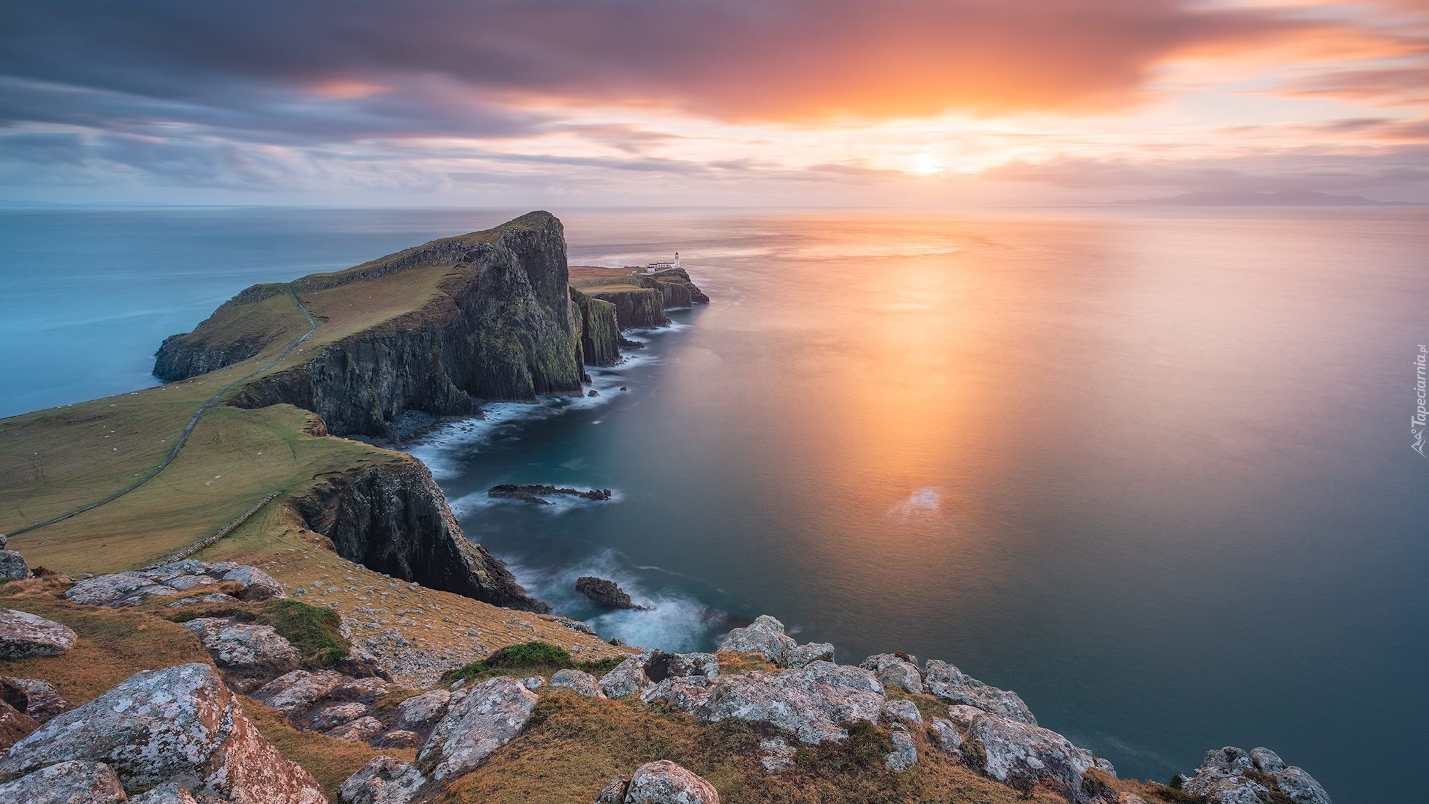 Wybrzeże, Morze Szkockie, Skały, Wyspa Skye, Klif, Latarnia morska, Neist Point Lighthouse, Wschód słońca, Chmury, Półwysep Duirinish, Szkocja