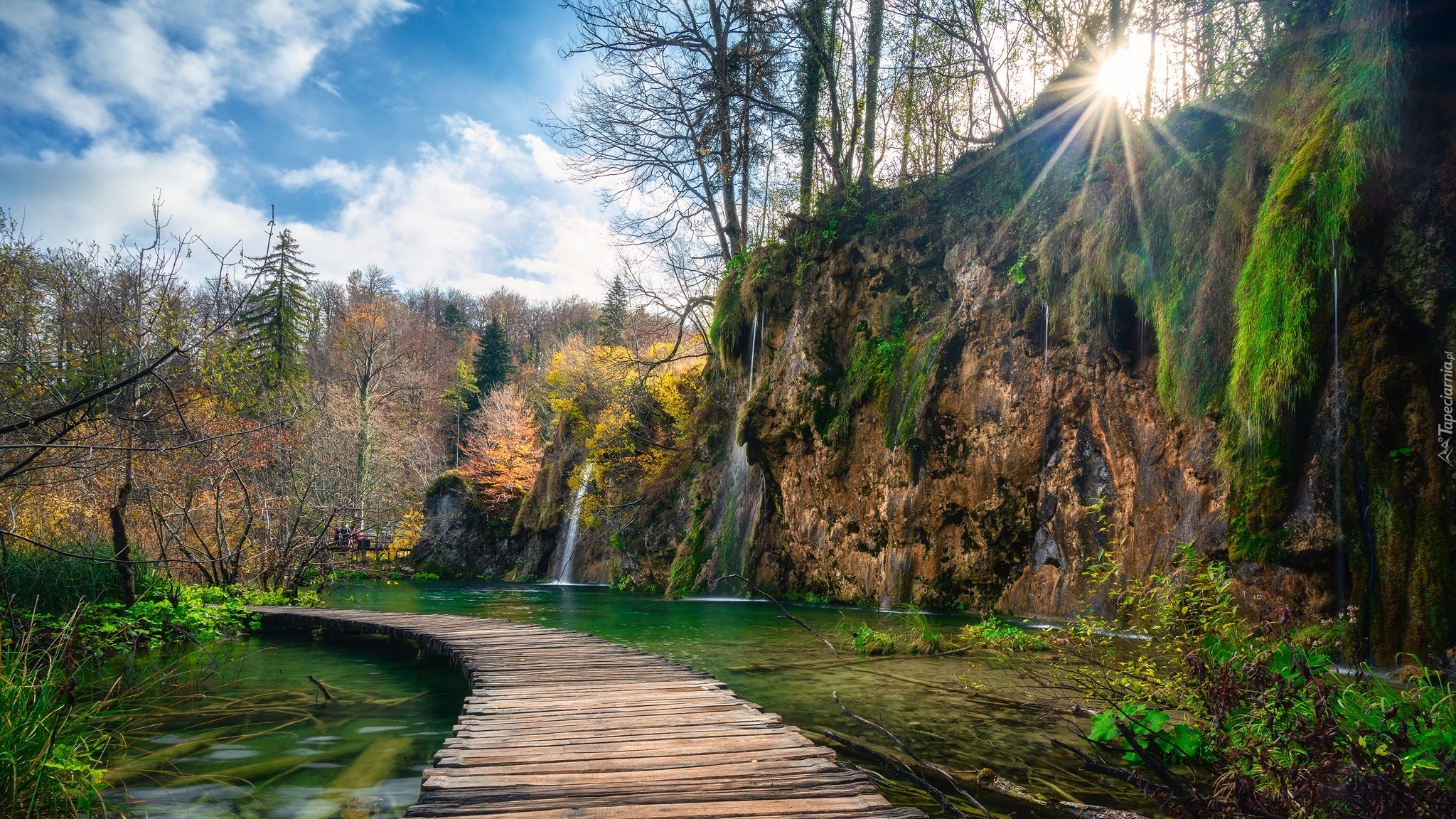 Wodospad, Drzewa, Pomost, Jezioro, Promienie słońca, Chmury, Park Narodowy Jezior Plitwickich, Chorwacja