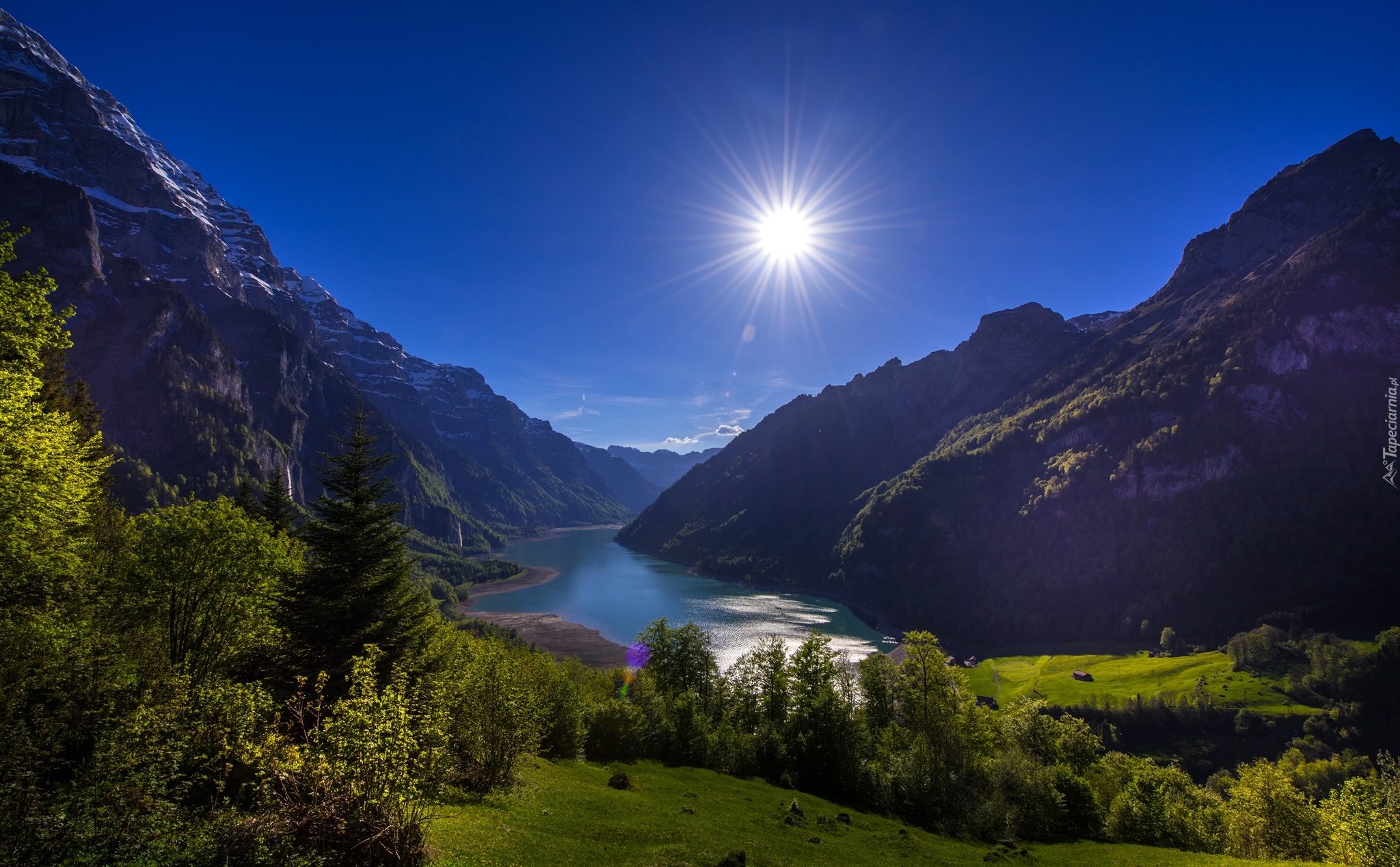 Szwajcaria, Góry Alpy, Jezioro Klöntalersee,  Poranek, Promienie słońca